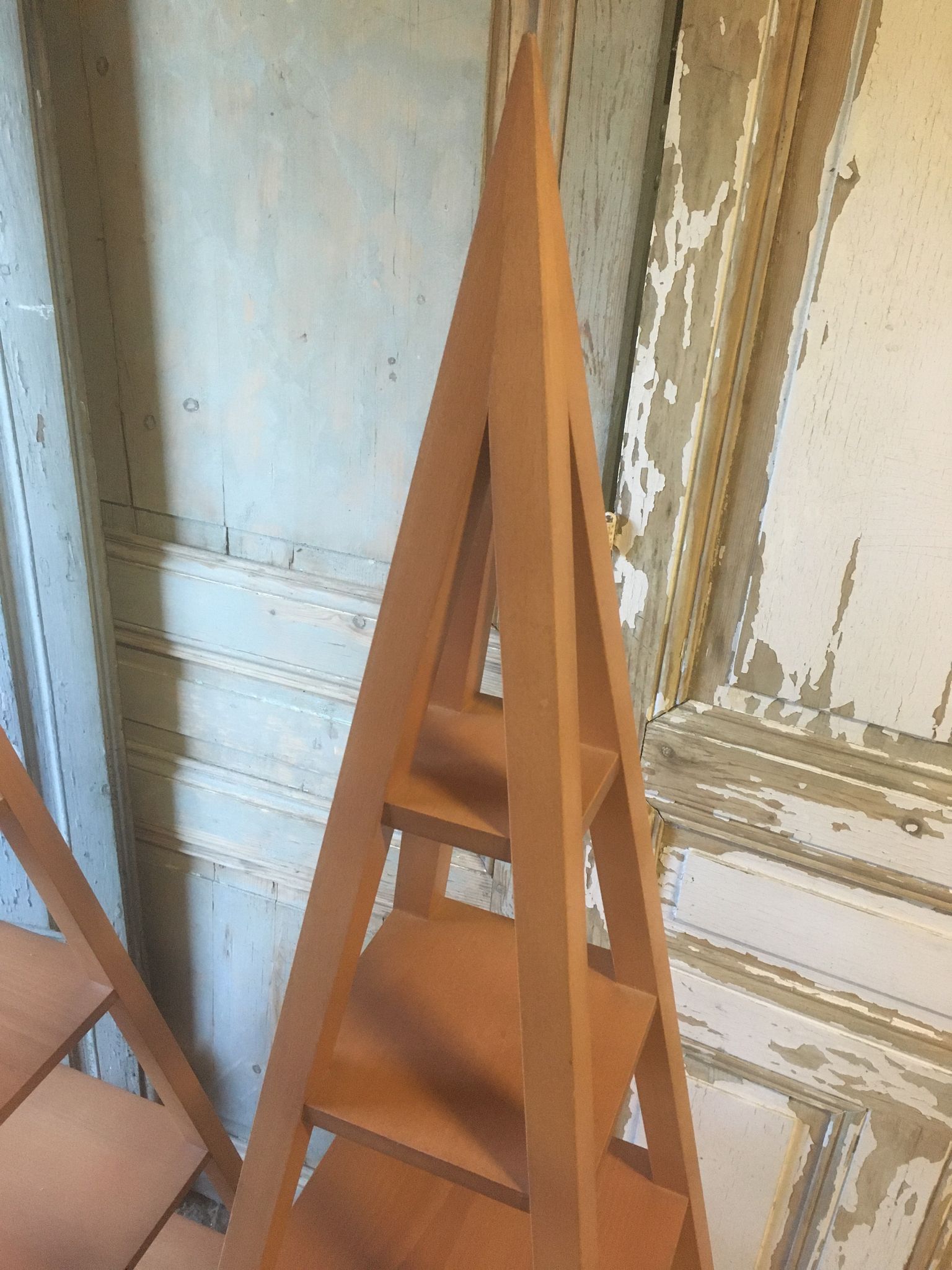 Pyramid shelves "Jodhpur" in Rubberwood
