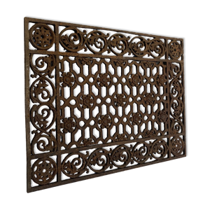 Grille soupirail ornemental en