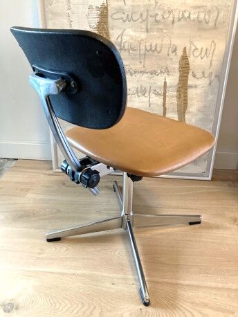 Adjustable and swivel vintage office chair
