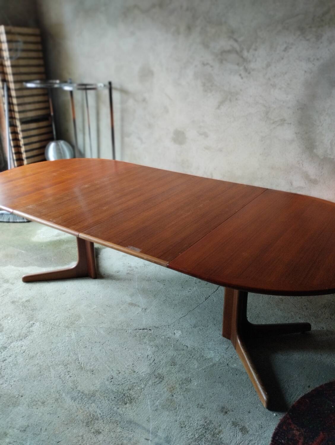 Extendable dining table