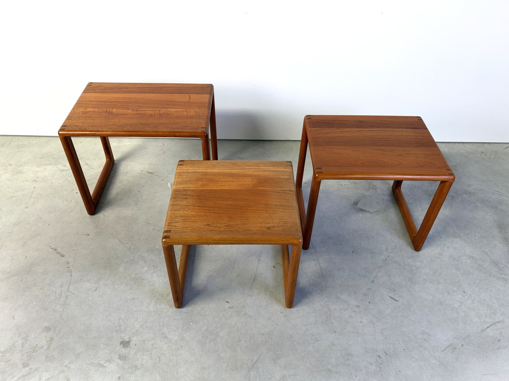 Tables gigognes en teck par Dyrlund, années 1960.