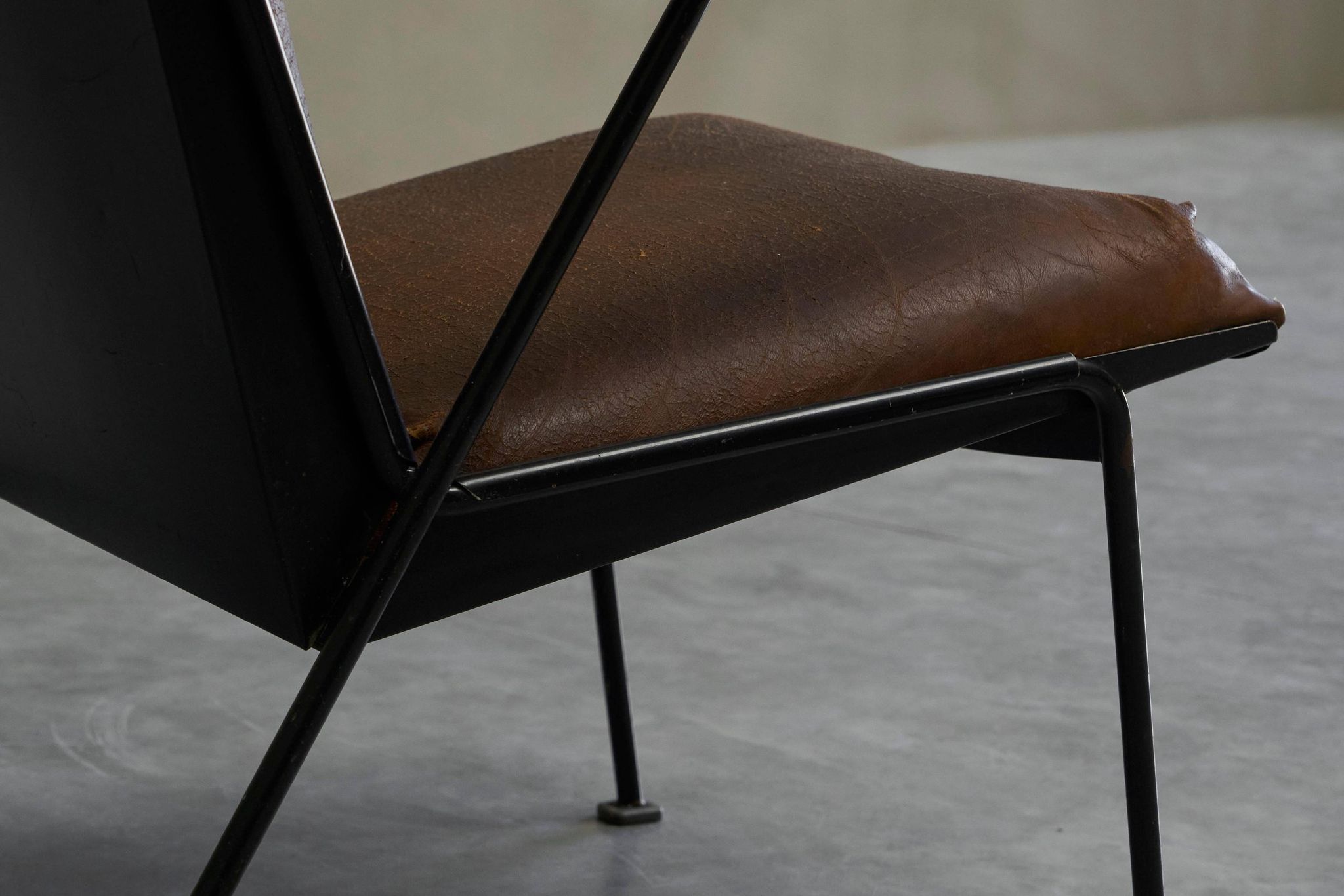 Modernist Dutch lounge chair in enamelled steel and leather from the 1950s.