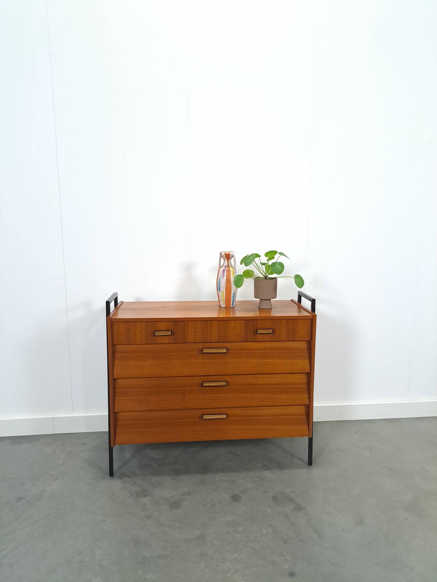 Teak schoenenkast met zwart metalen poten, nr. 1