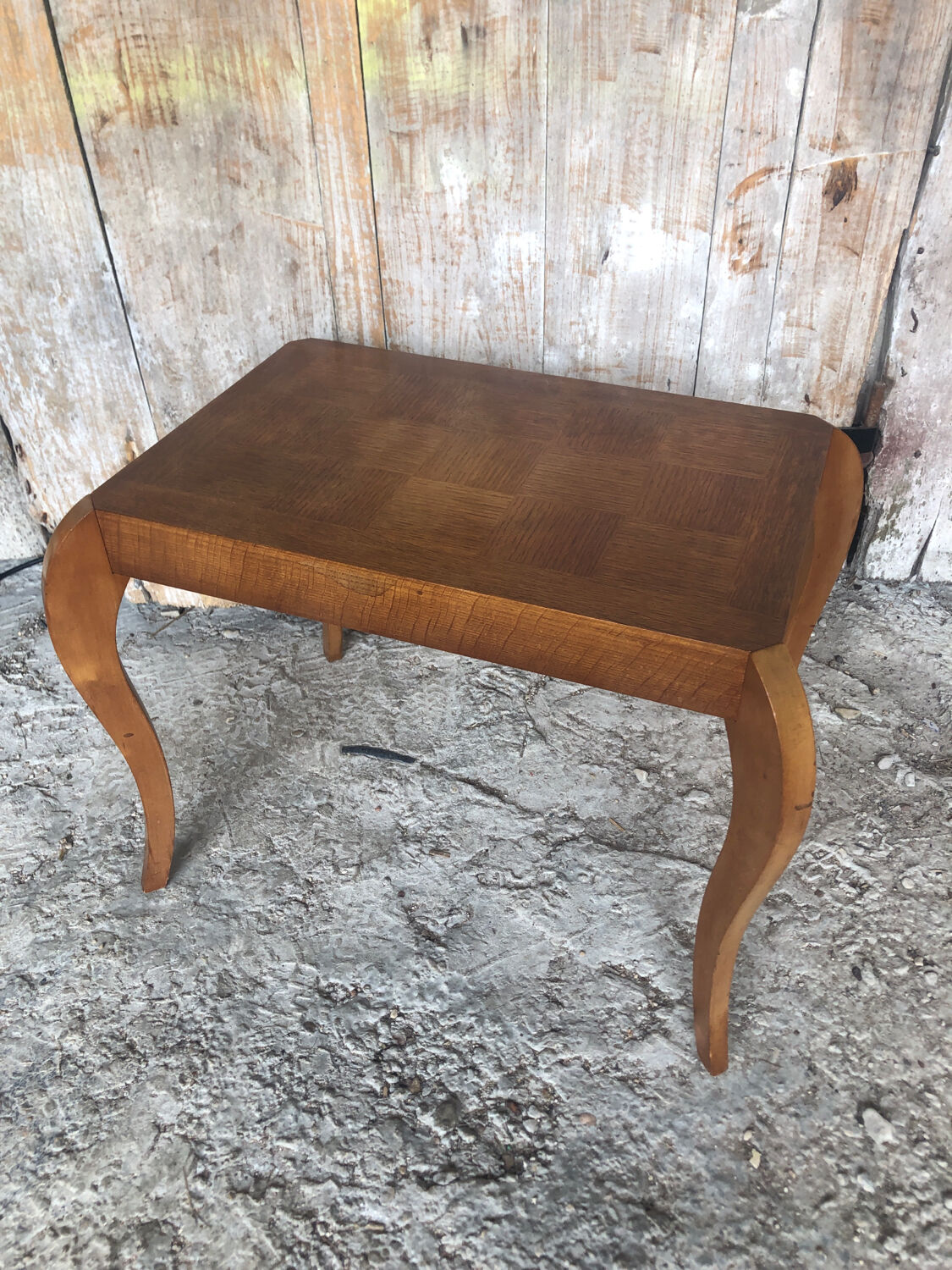 Coffee table wood marquetry tray and curved legs vintage