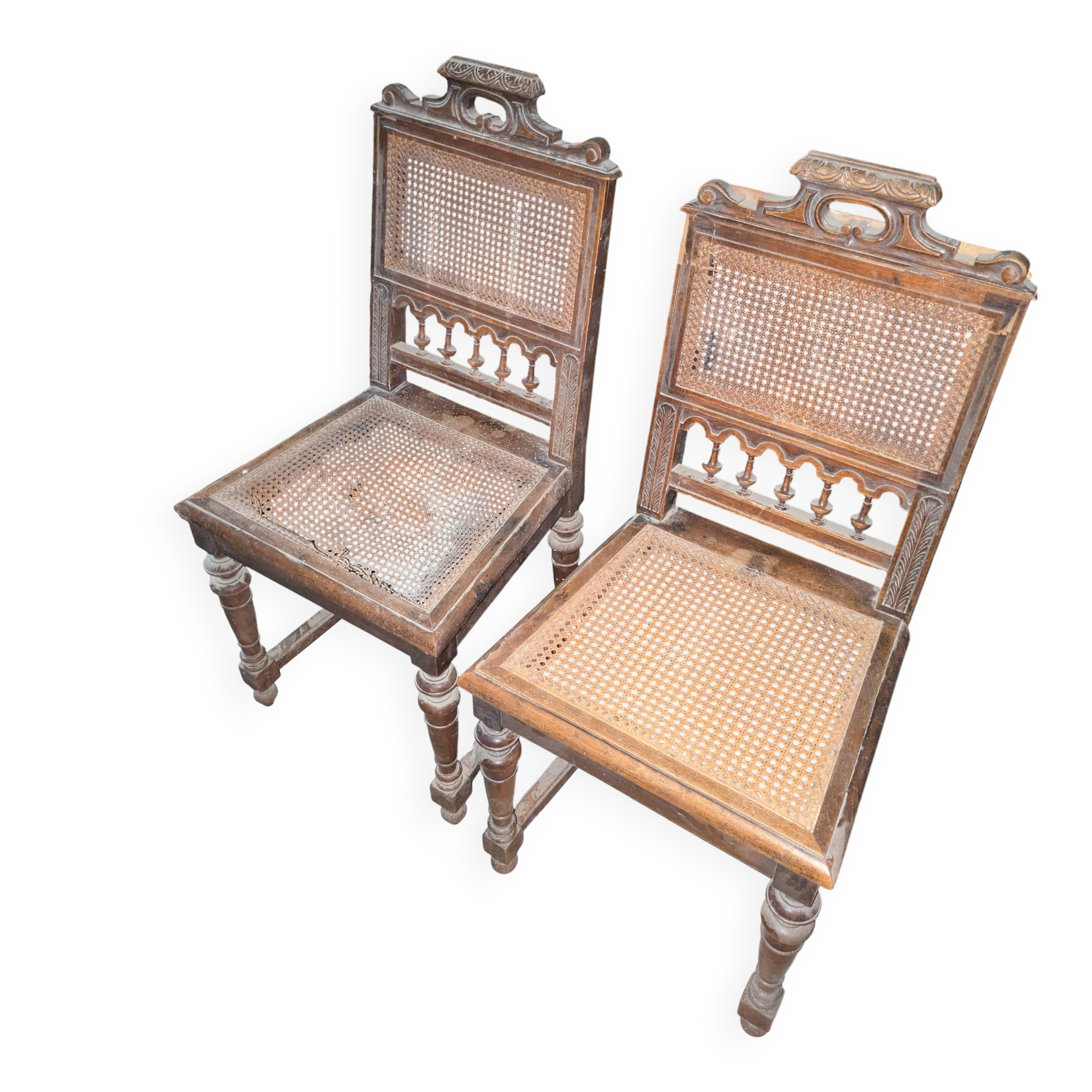 Pair of Neo-Renaissance chairs in walnut and caning – Late 19th century