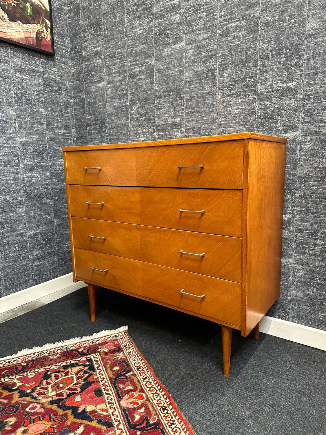 Commode vintage pieds fuseaux