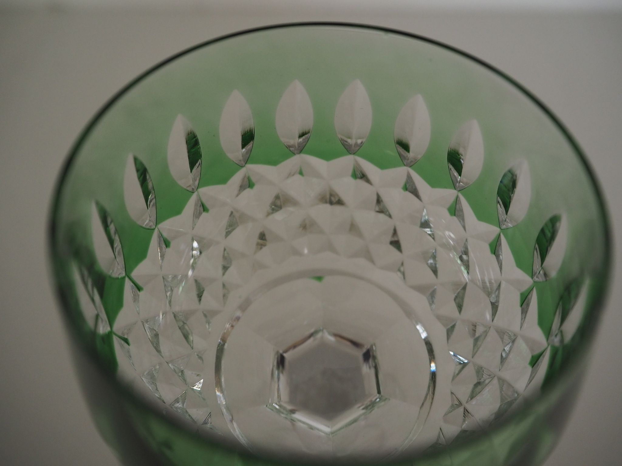 Verre en cristal –   roemer vert - saint-louis - pointe de couleur verte