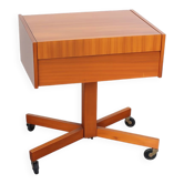 Un petit cabinet sur roulettes, des années 1960.