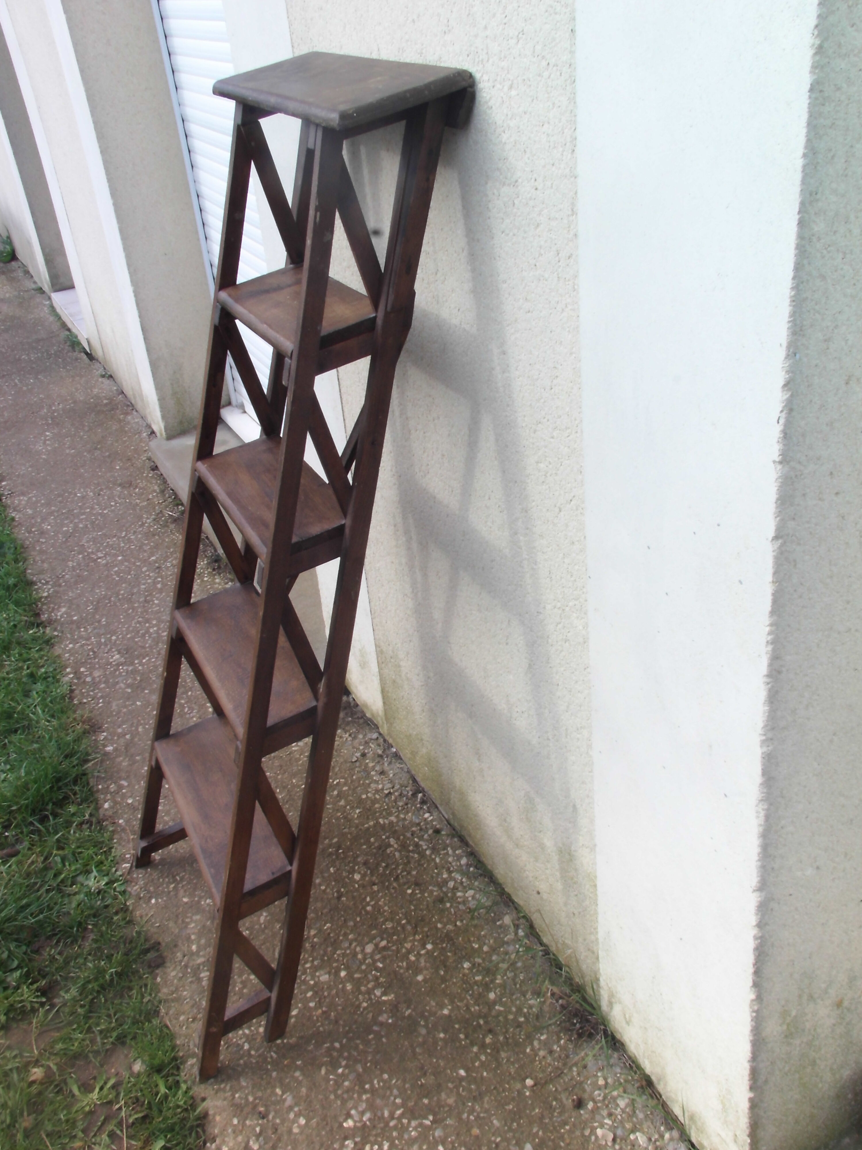 Wooden stepladder for decoration