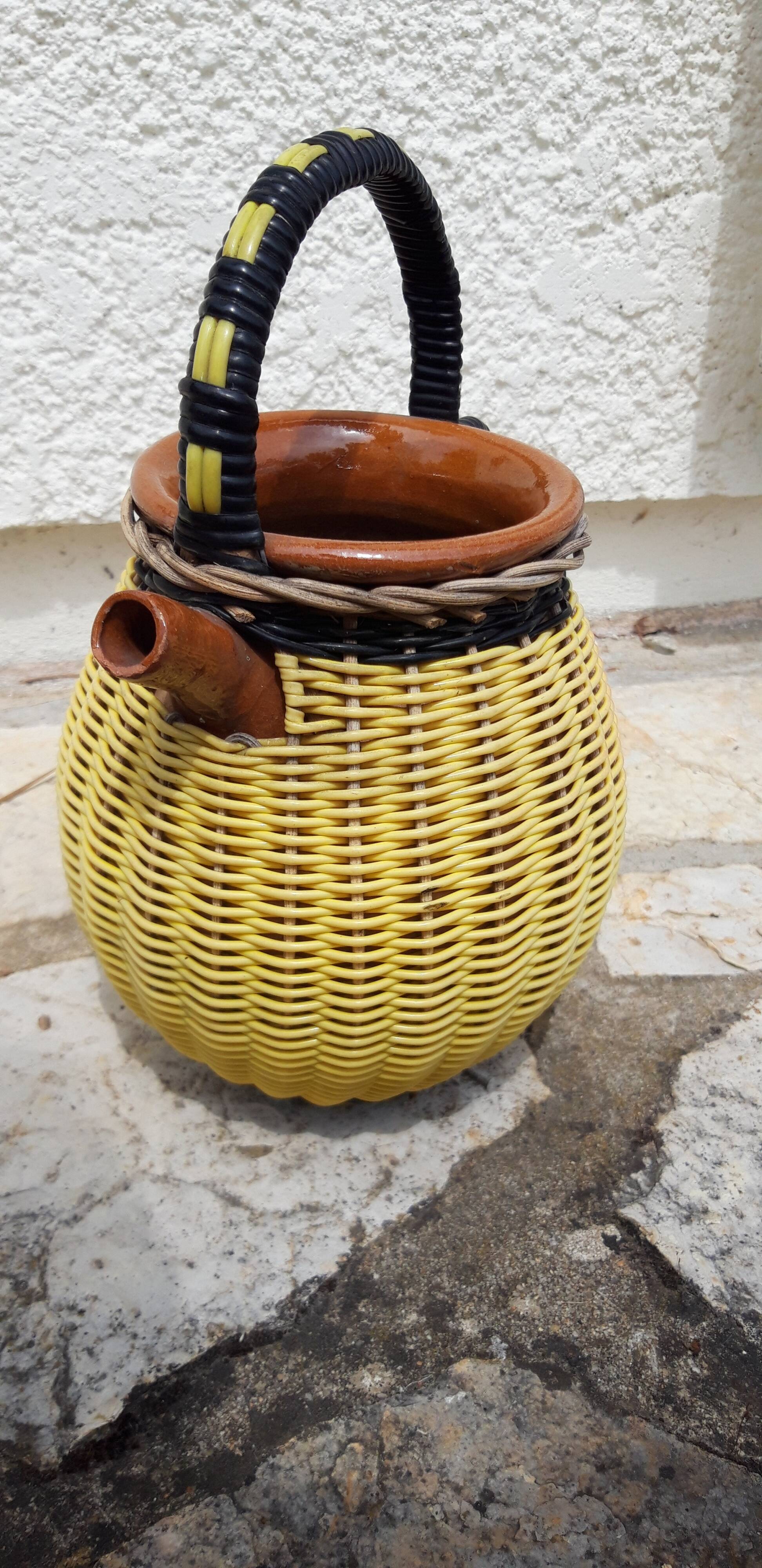 Sandstone and scoubidou potiche