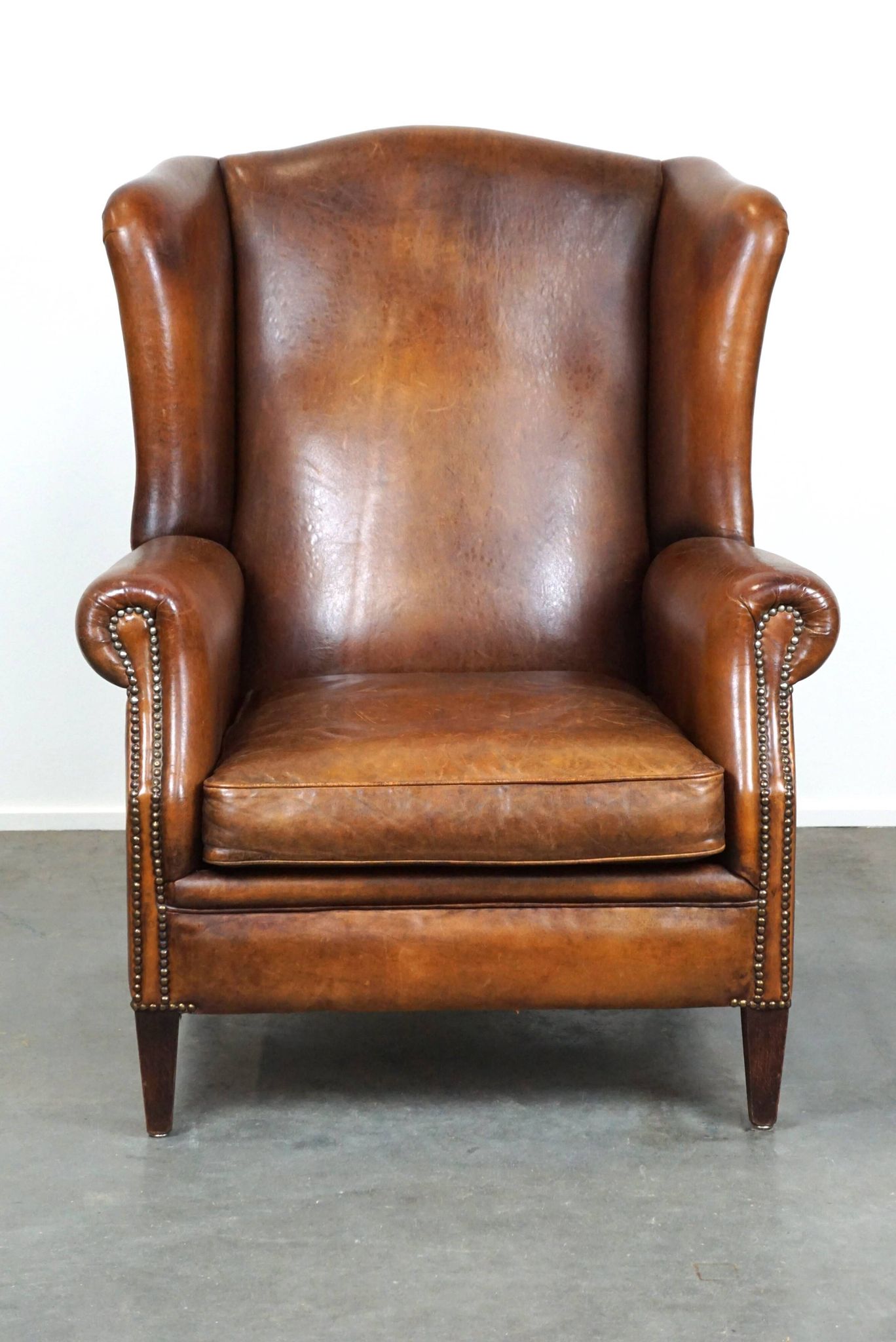 Fauteuil à oreilles particulièrement confortable en cuir de mouton, couleurs époustouflantes