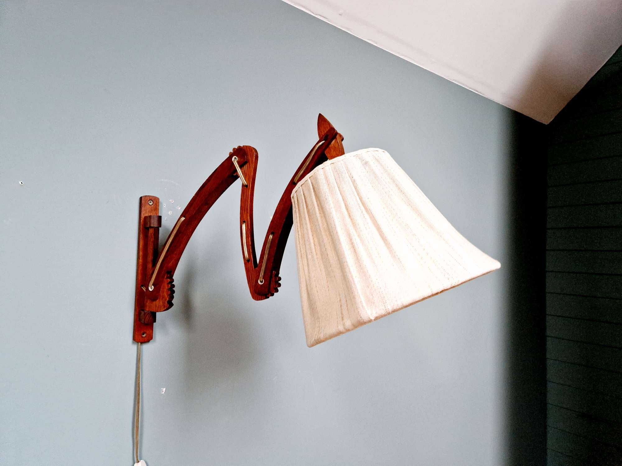 Scandinavian wall lamp scissors in teak, 1960s.