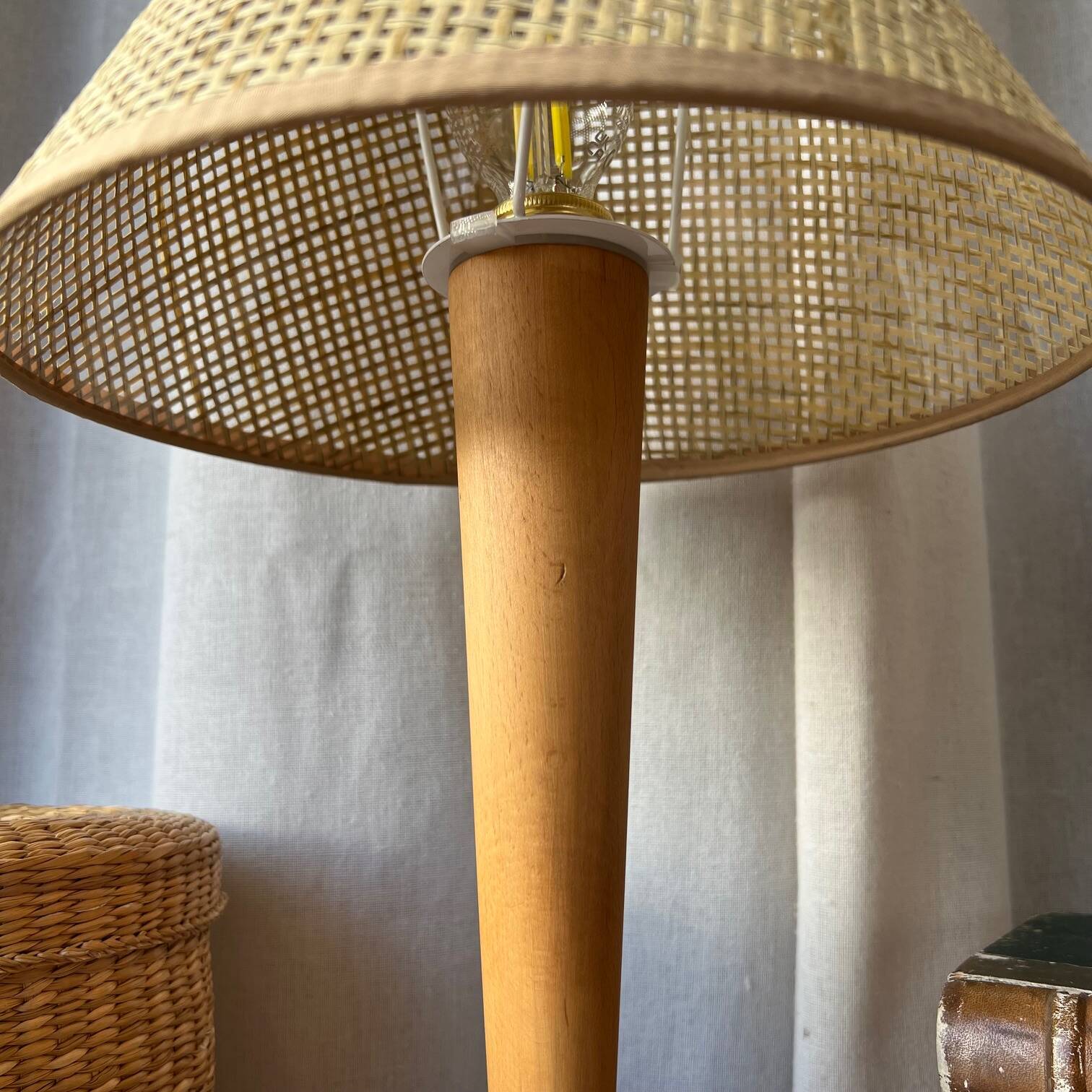 Lampe chrome & bois, abat-jour esprit osier