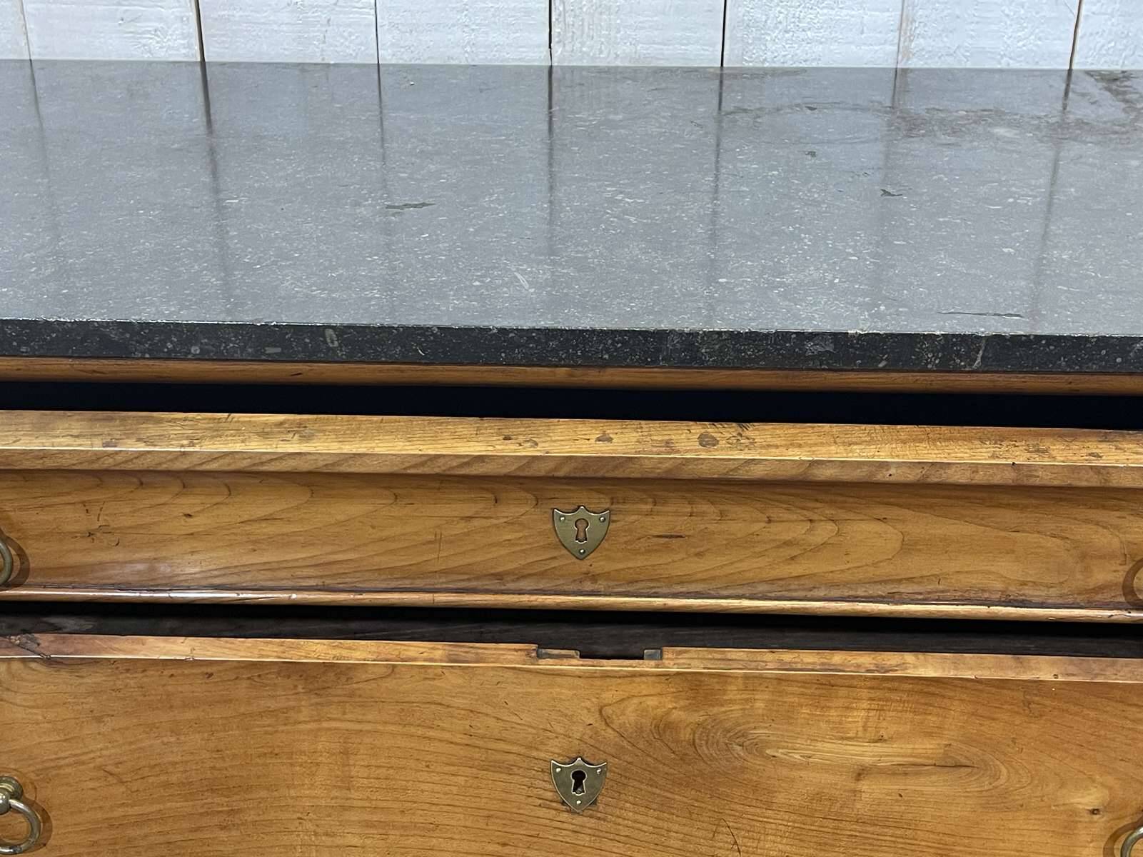Commode Restauration XIXème en merisier et dessus marbre noir