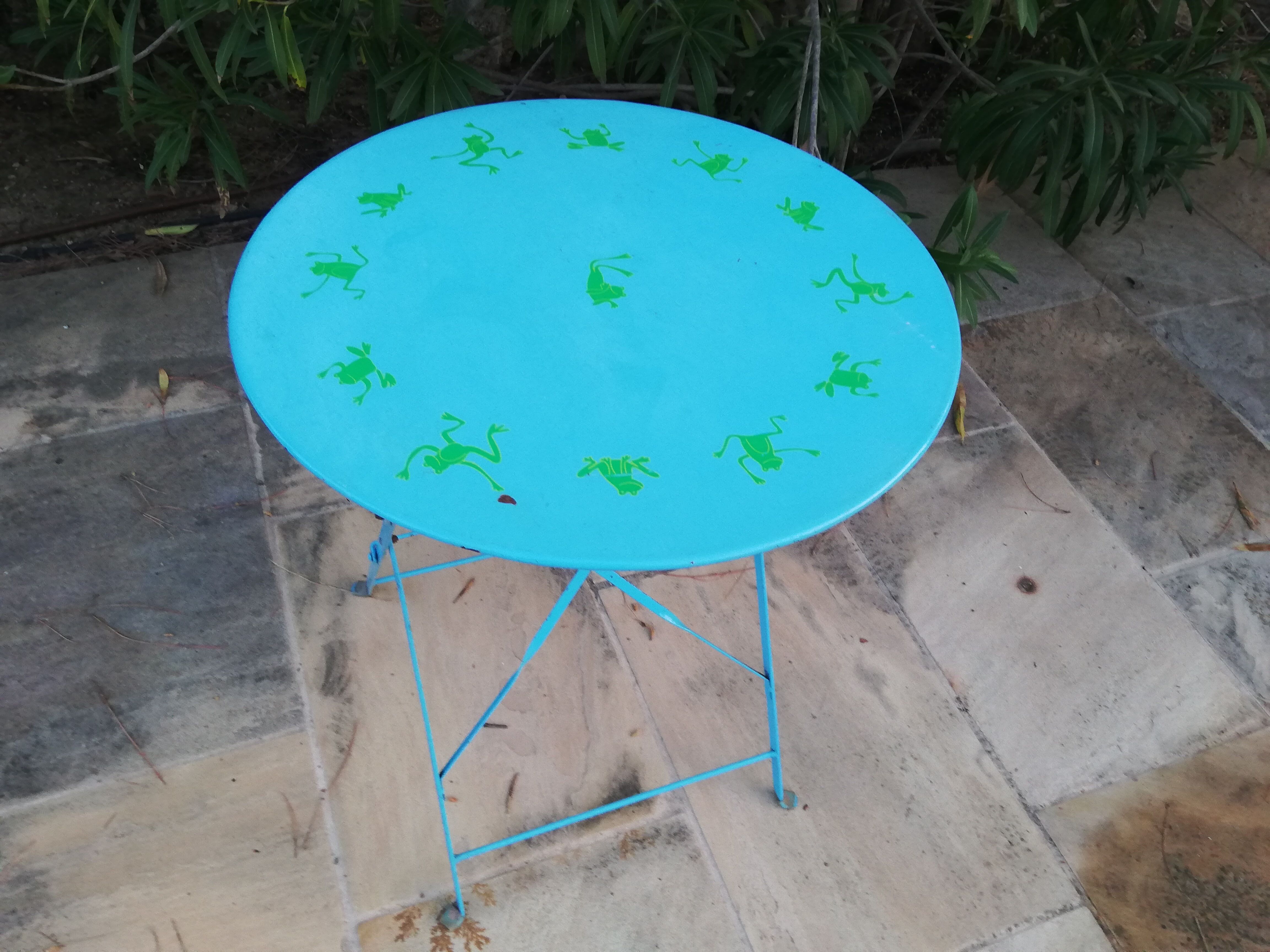 Garden pedestal with chair