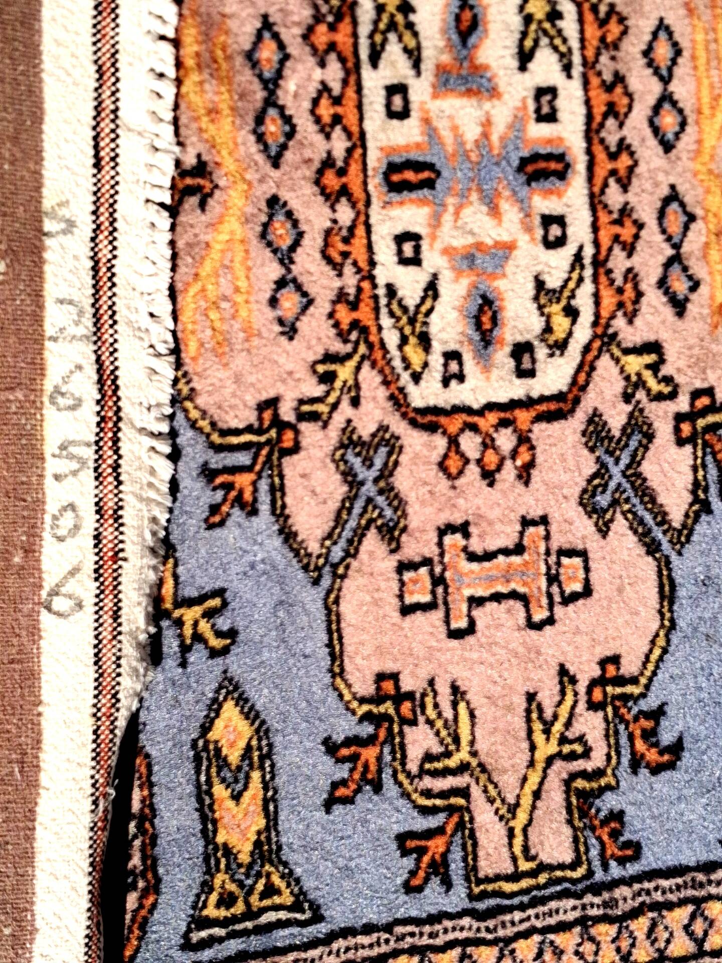 Tapis d'orient, taille 243 x 168 cm, signé numéroté