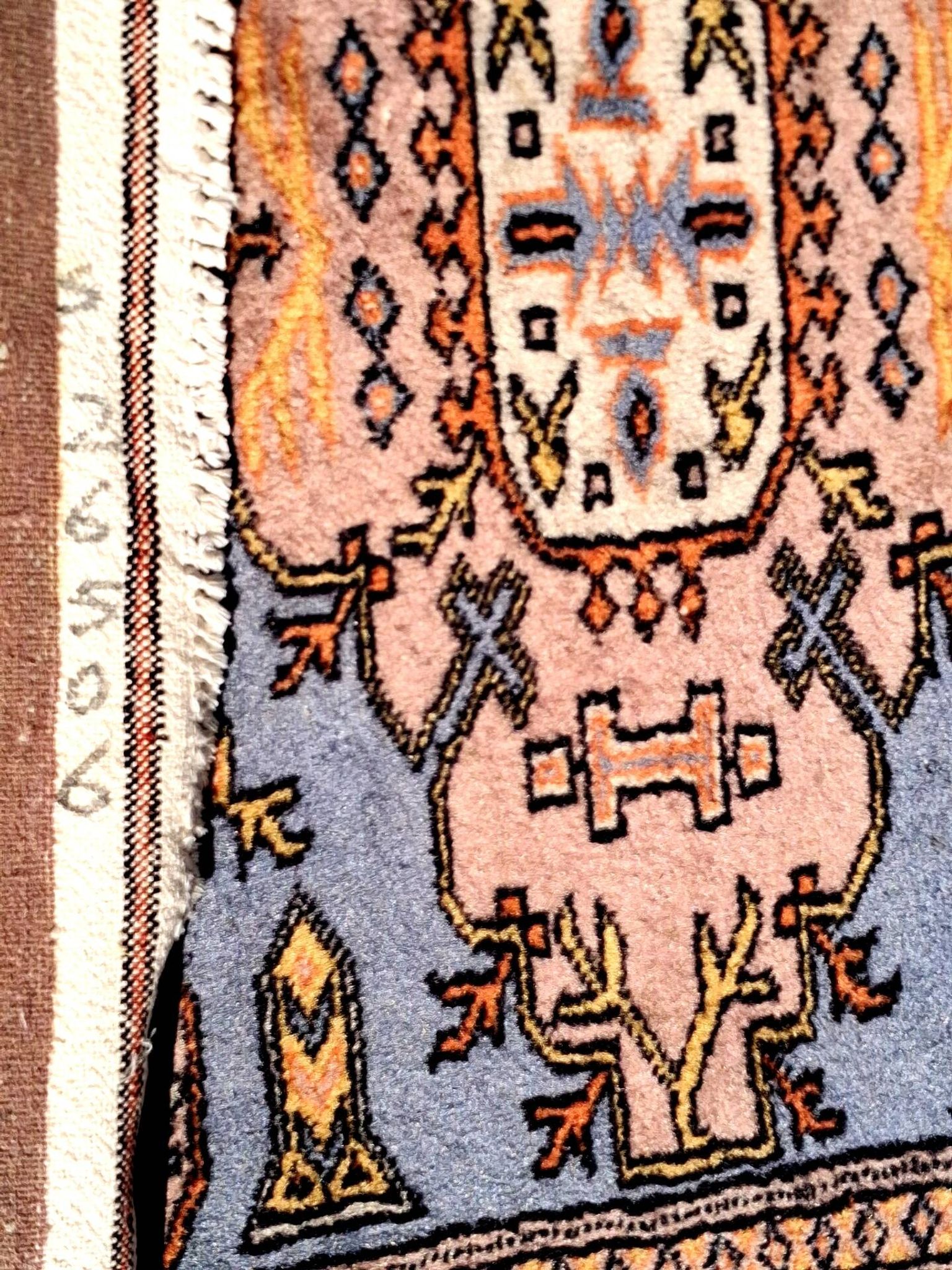 Oriental rug, size 243 x 168 cm, signed and numbered.