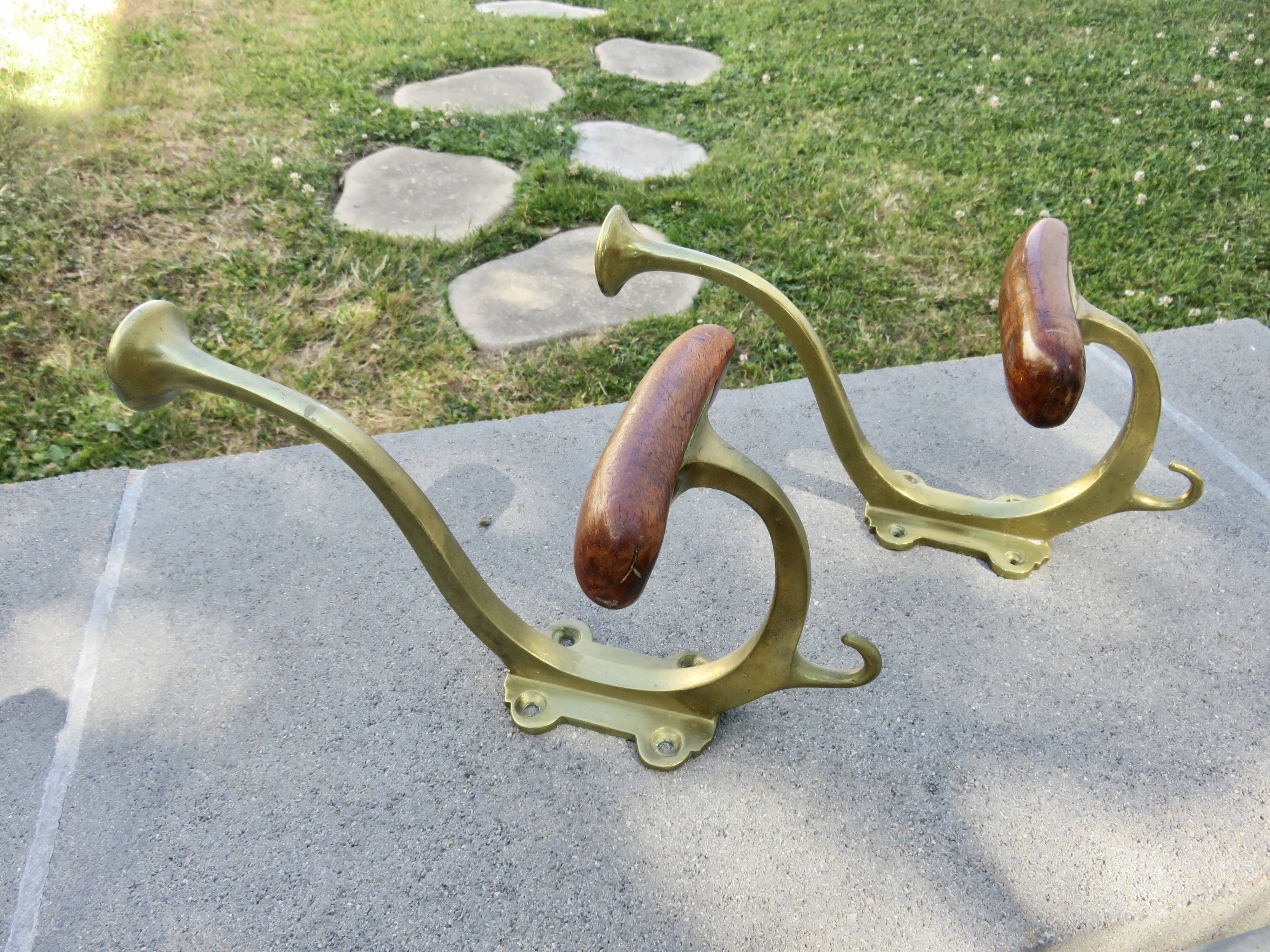 Pair of Art Nouveau coat hooks in bronze and chestnut, circa 1930.