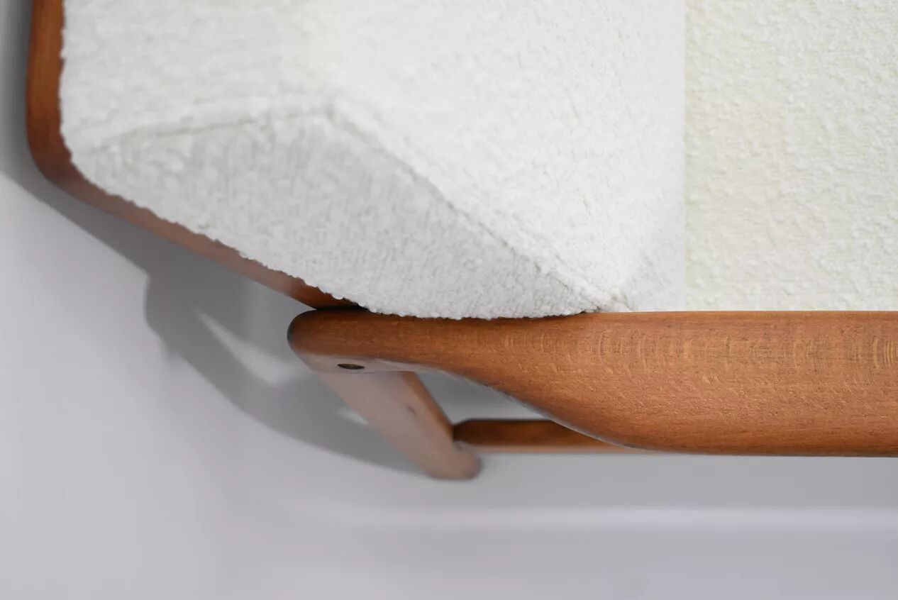 Canapé des années 60, en teck et bouclé blanc.