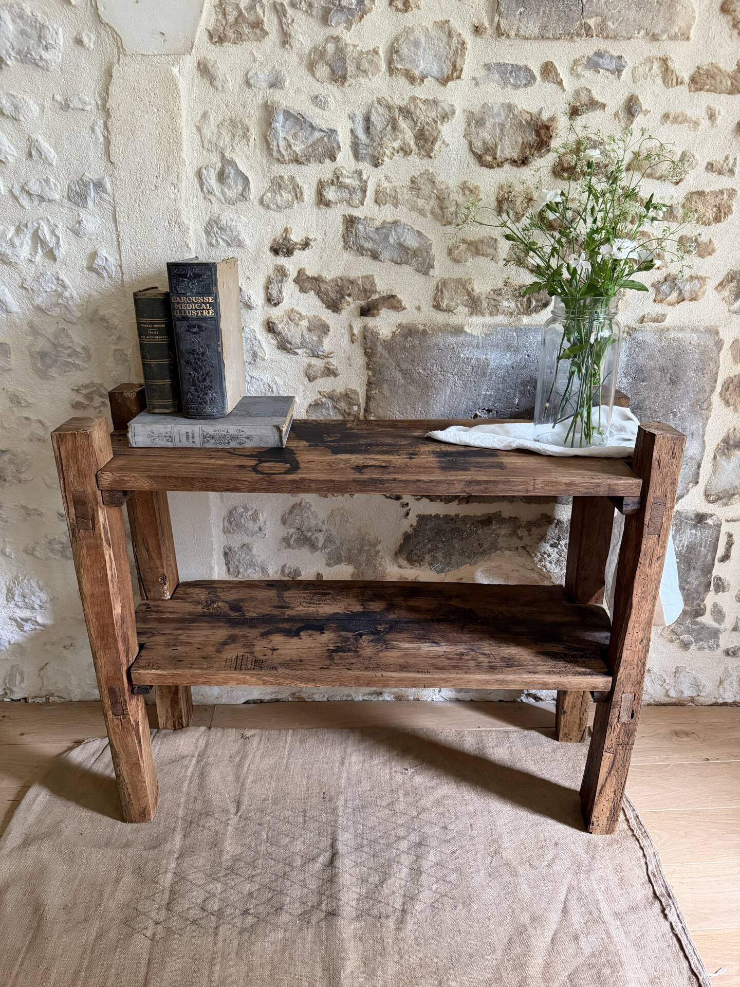 Étagère sur pieds en bois brut, art populaire