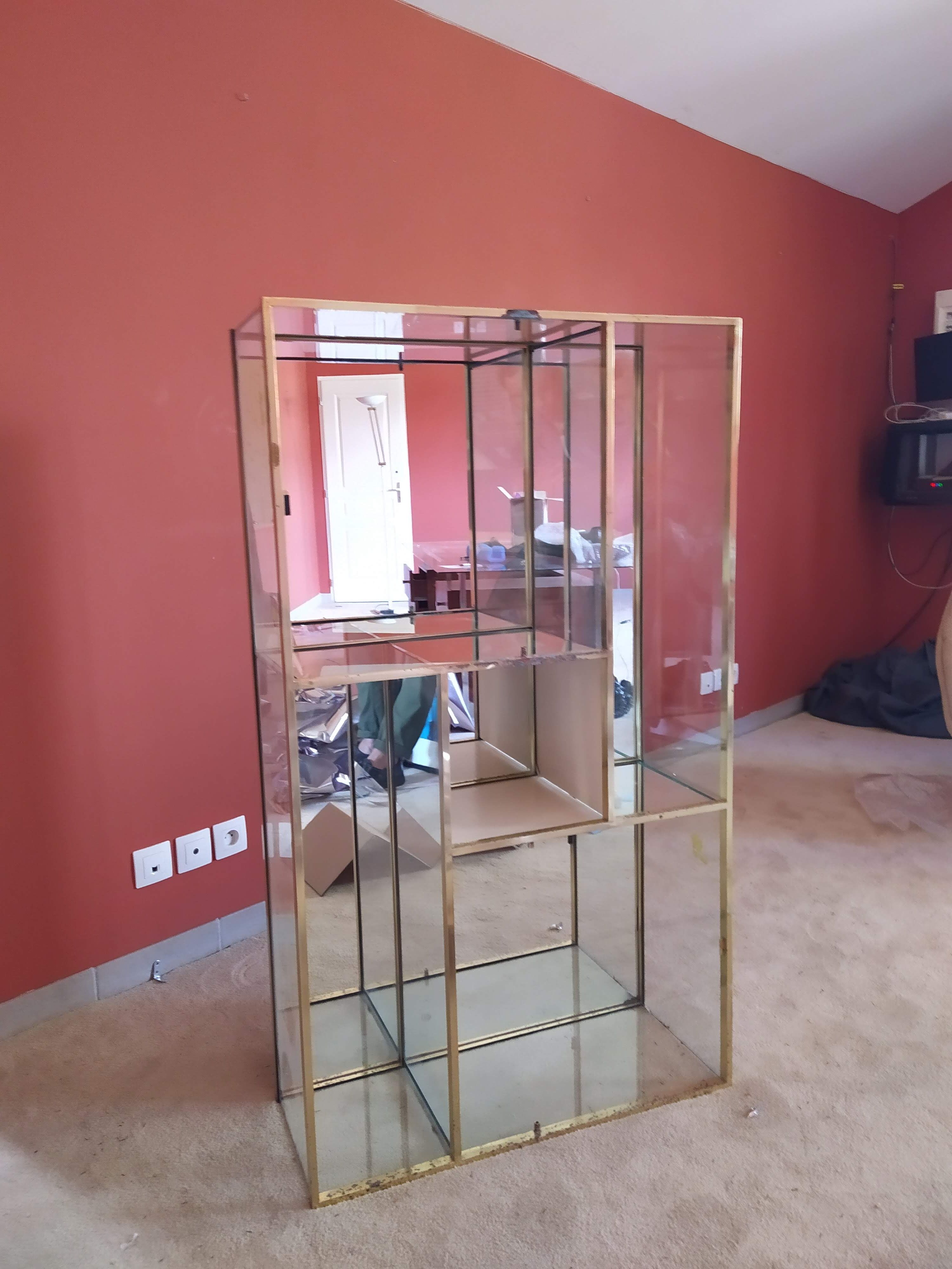Showcase shelf, brass bar and mirror 70