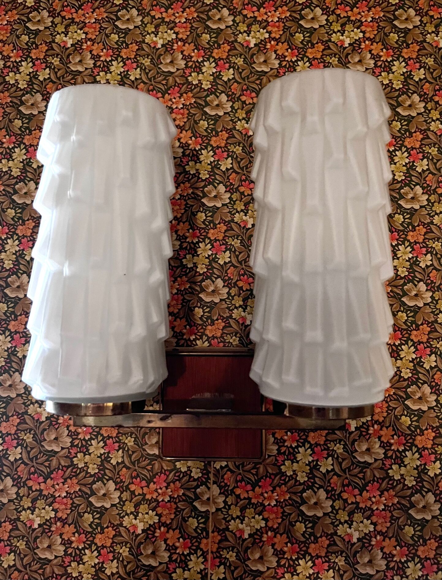 Paire d'appliques en laiton et verre
