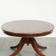 Table basse avec un plateau en cuir rouge de style anglais du 20e siècle.