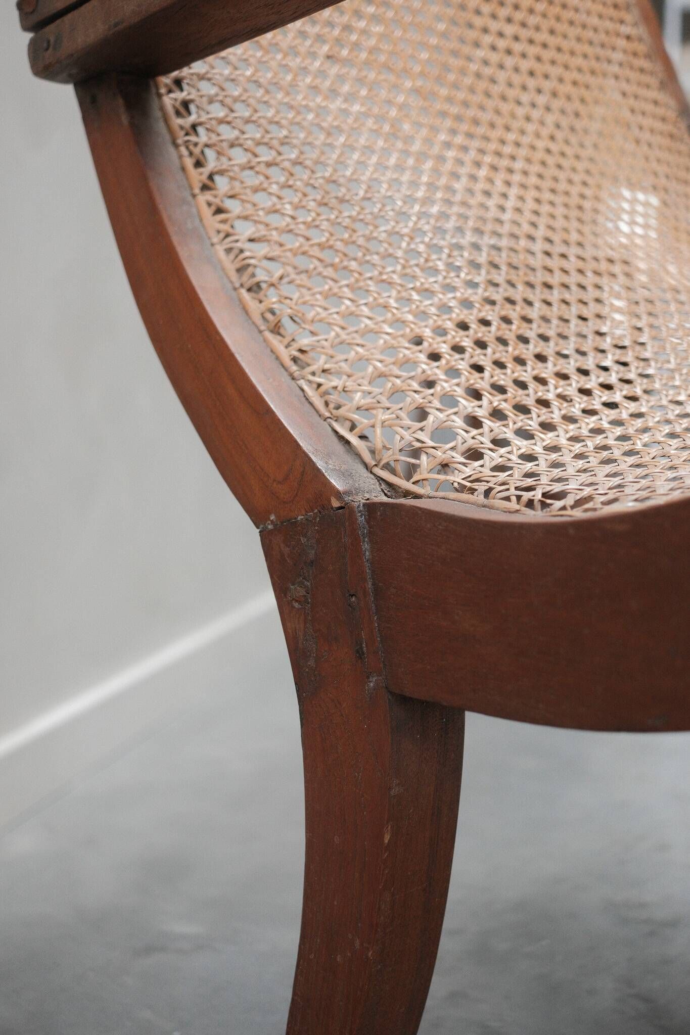 Fauteuil avec assise en cannage et accoudoirs pivotants