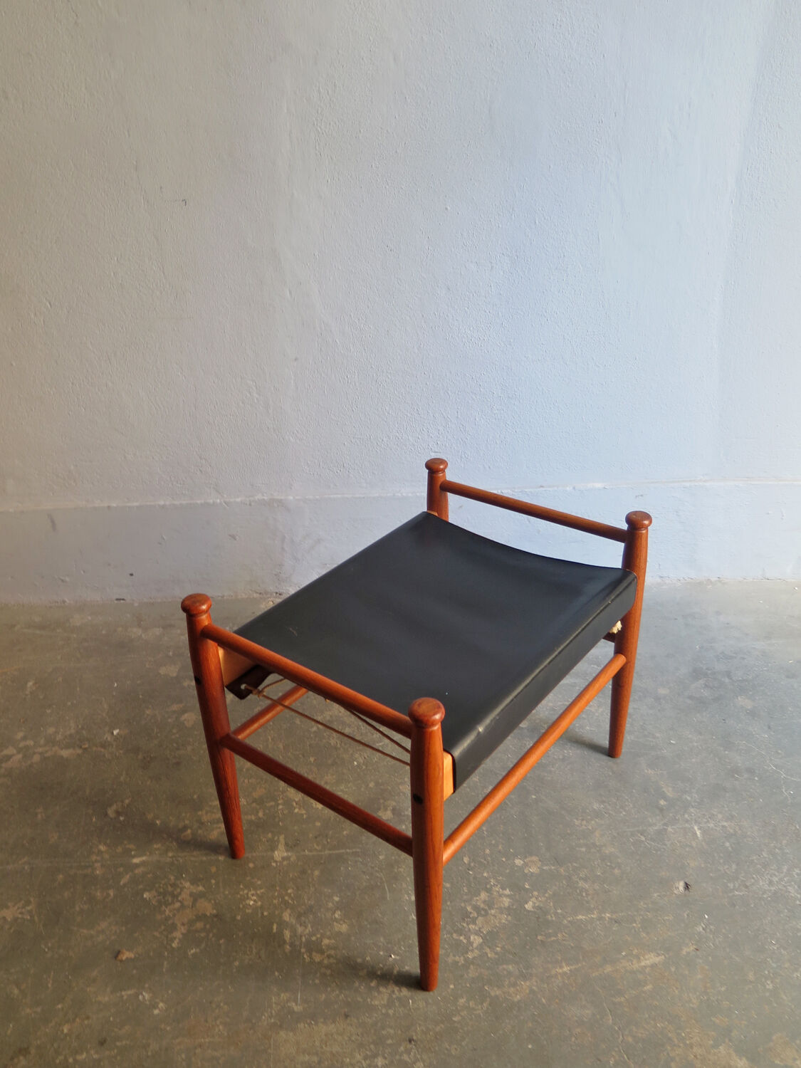 Repose-pied en teck et cuir années, Denmark, 1950