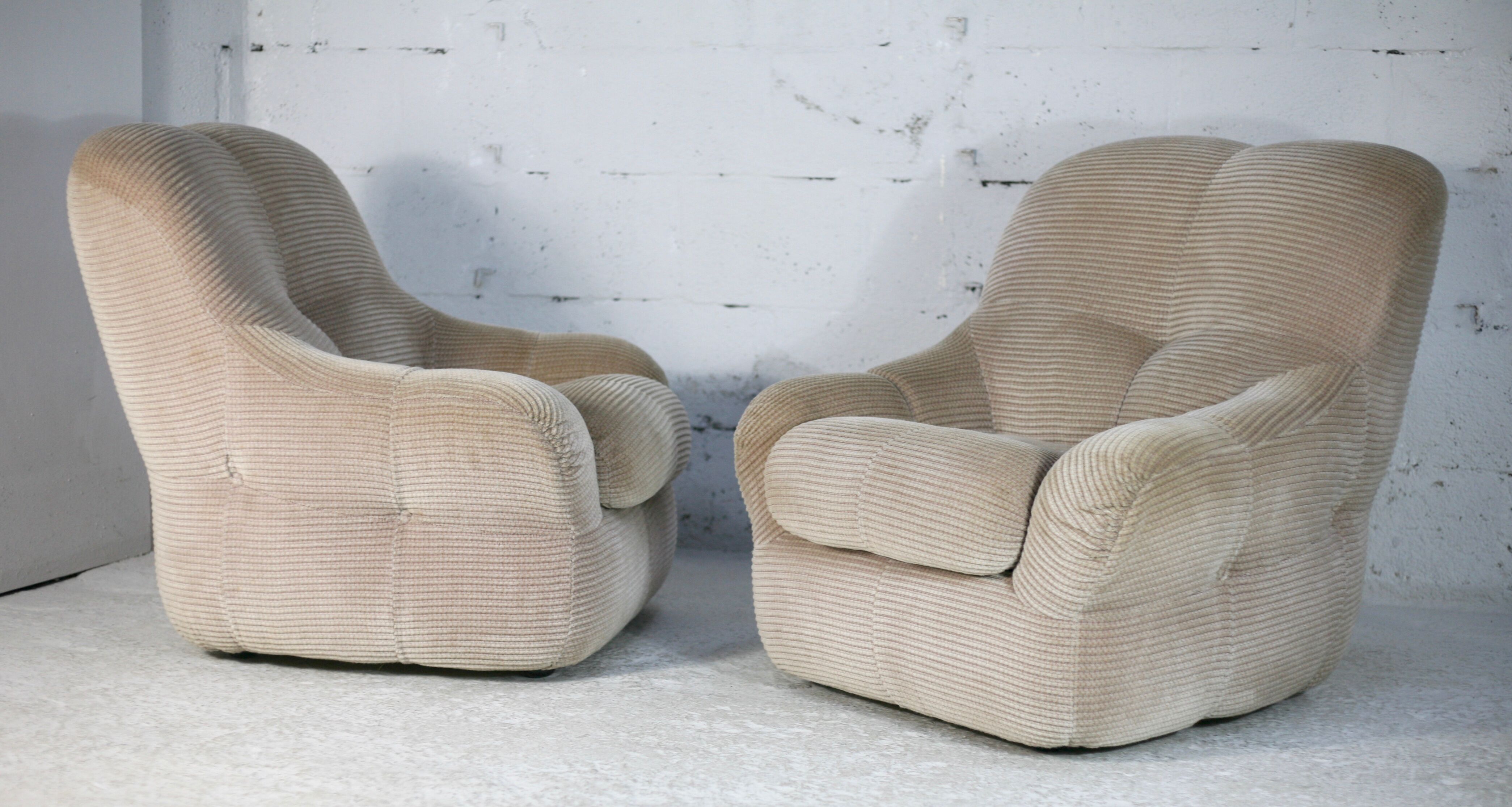 Pair of armchairs "space age". Beige corduroy velvet. France, circa 1970