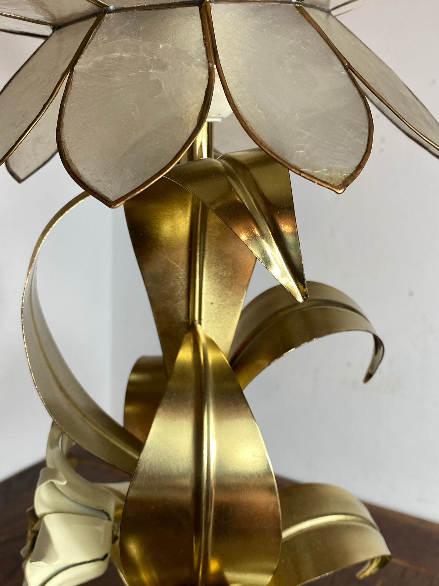 Lampe en laiton, métal et nacre