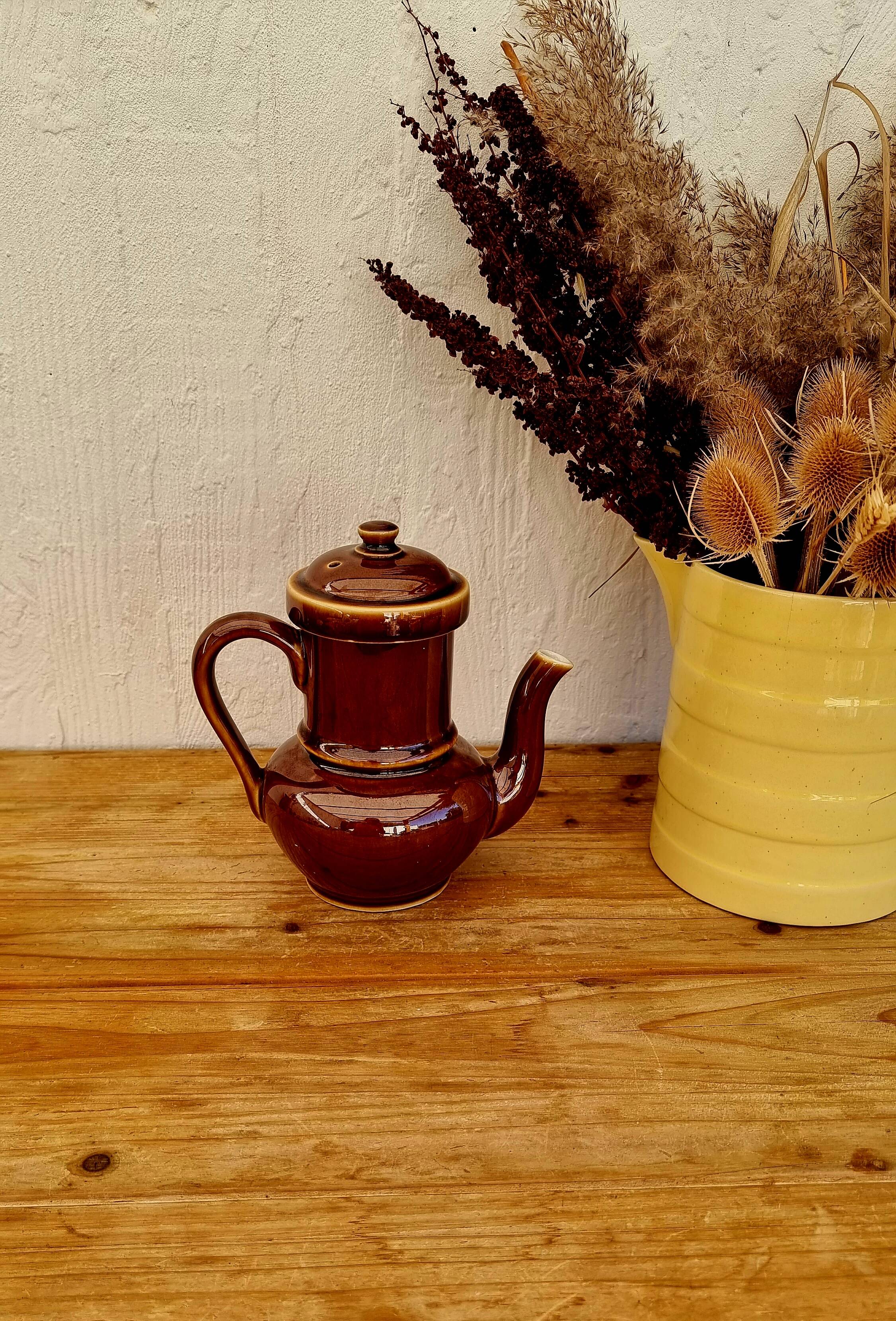 Cafetière en céramique marron vintage