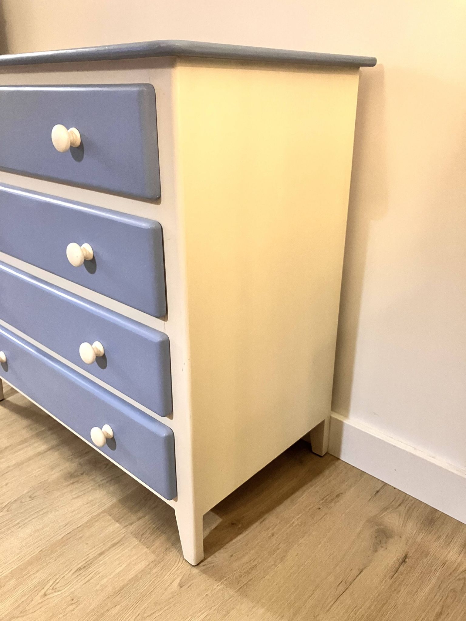 Commode bois pieds fuselés