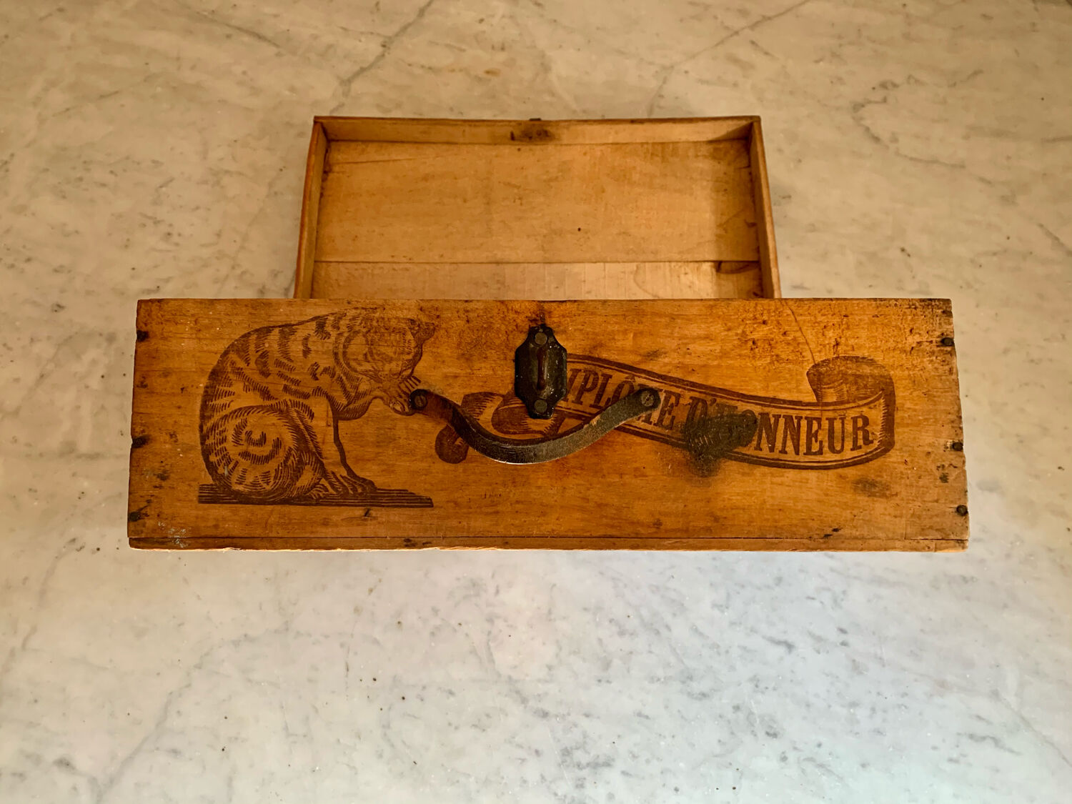 Advertising chest box