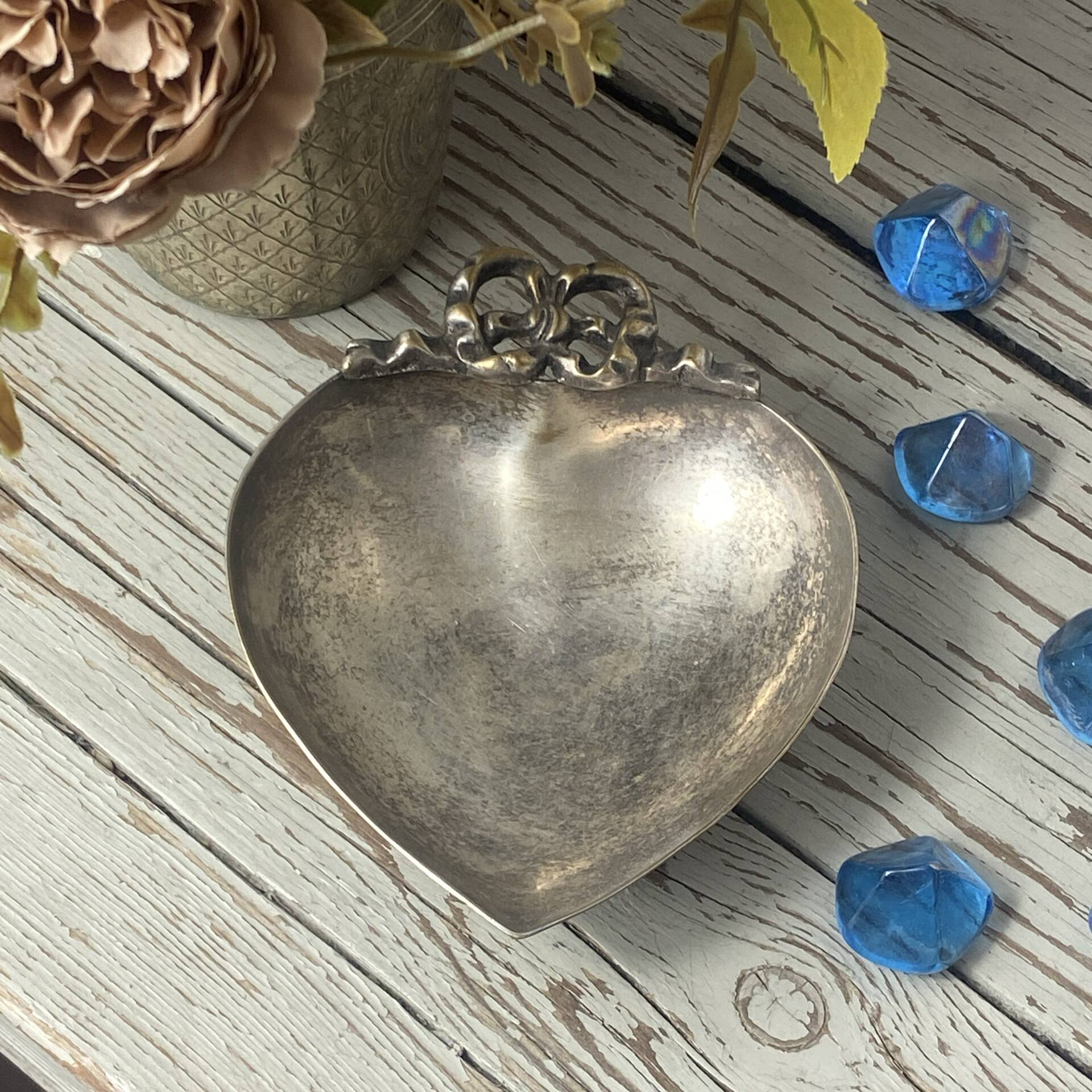 Heart and bow metal silver-plated catchall tray