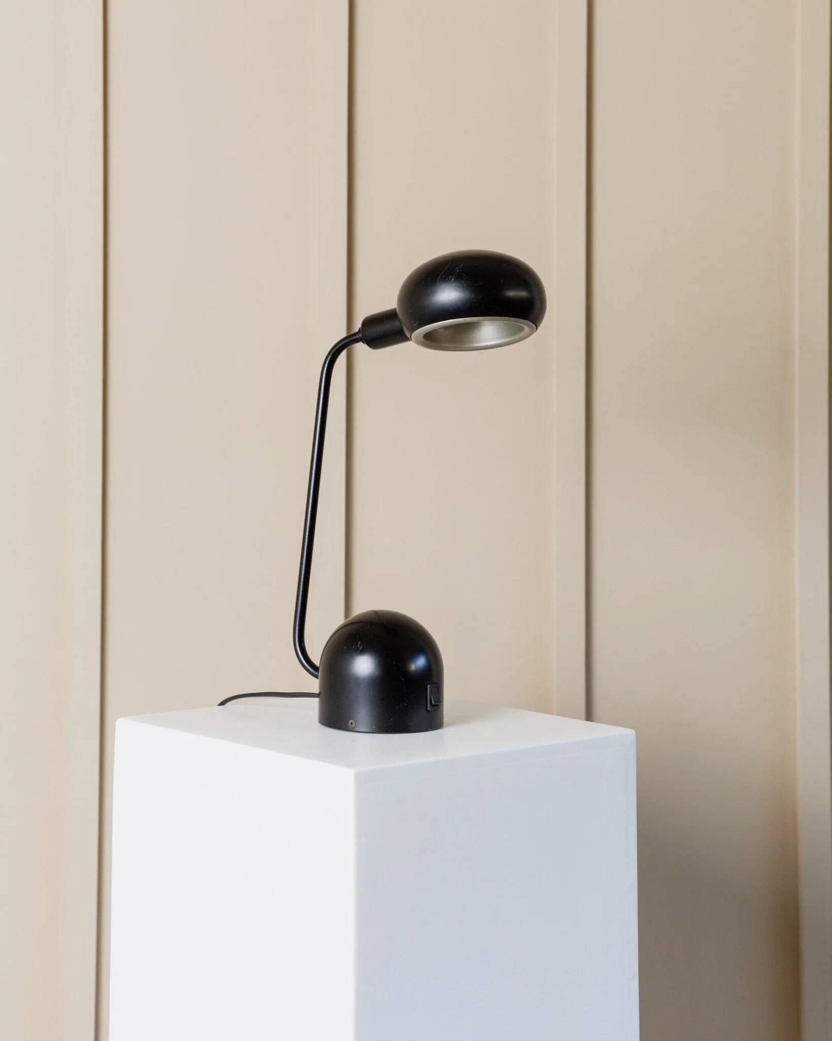 Black metal adjustable desk lamp, postmodern Memphis style, Italian 1980s design, swivel head