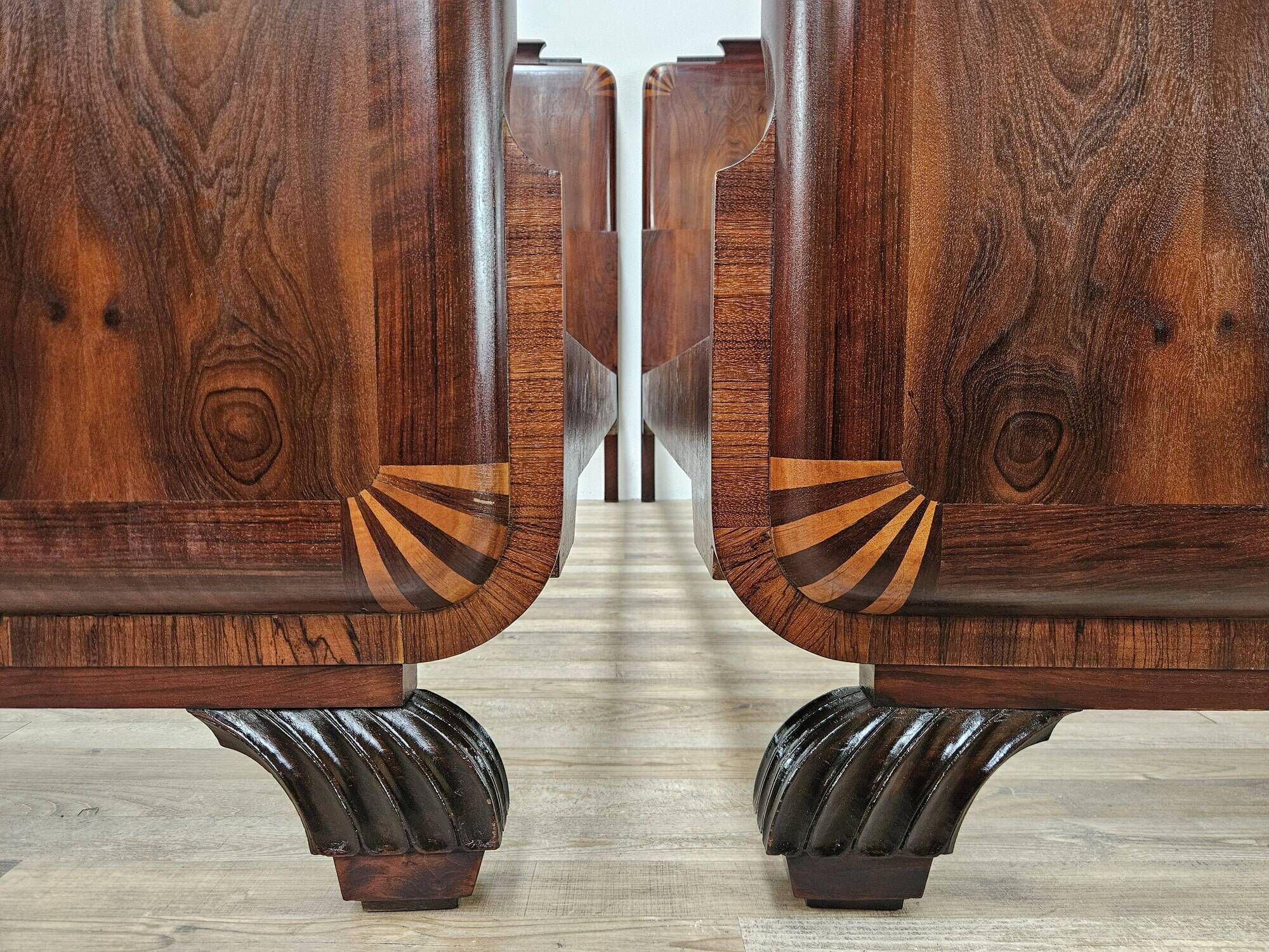 Pair of Art Decò single beds in mahogany and pink maple, 1940