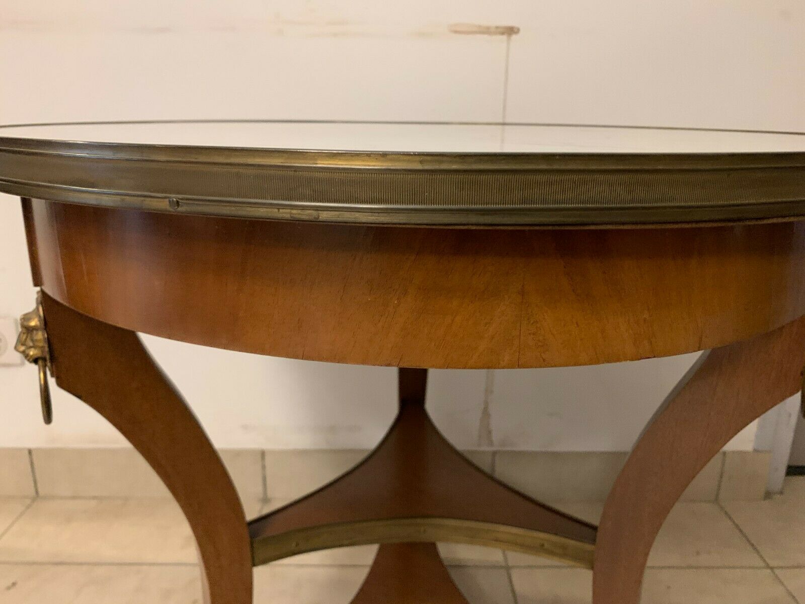 Empire-style tripode healing in mahogany top of marble gallery