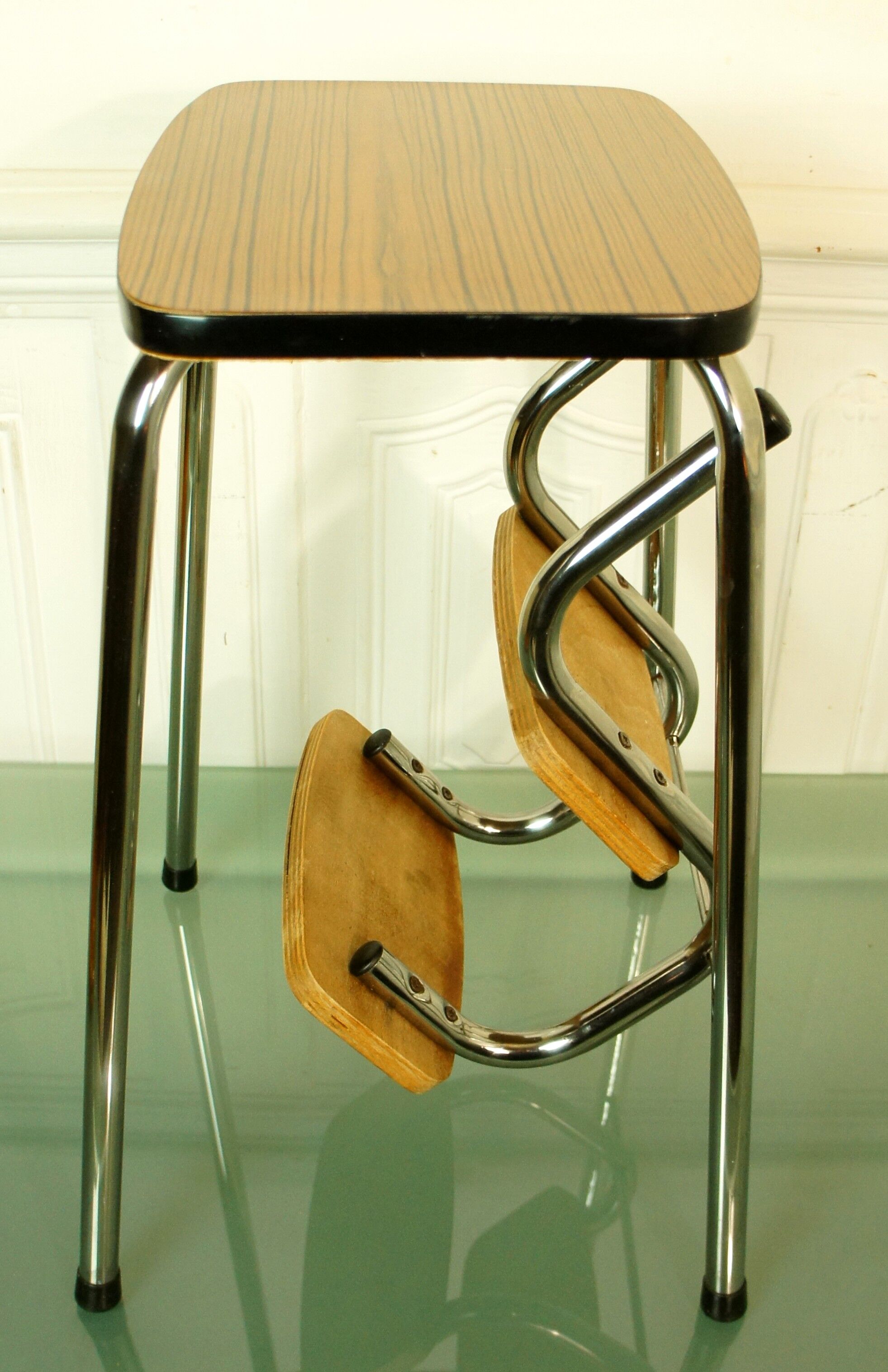 Stepladdle stool in formica