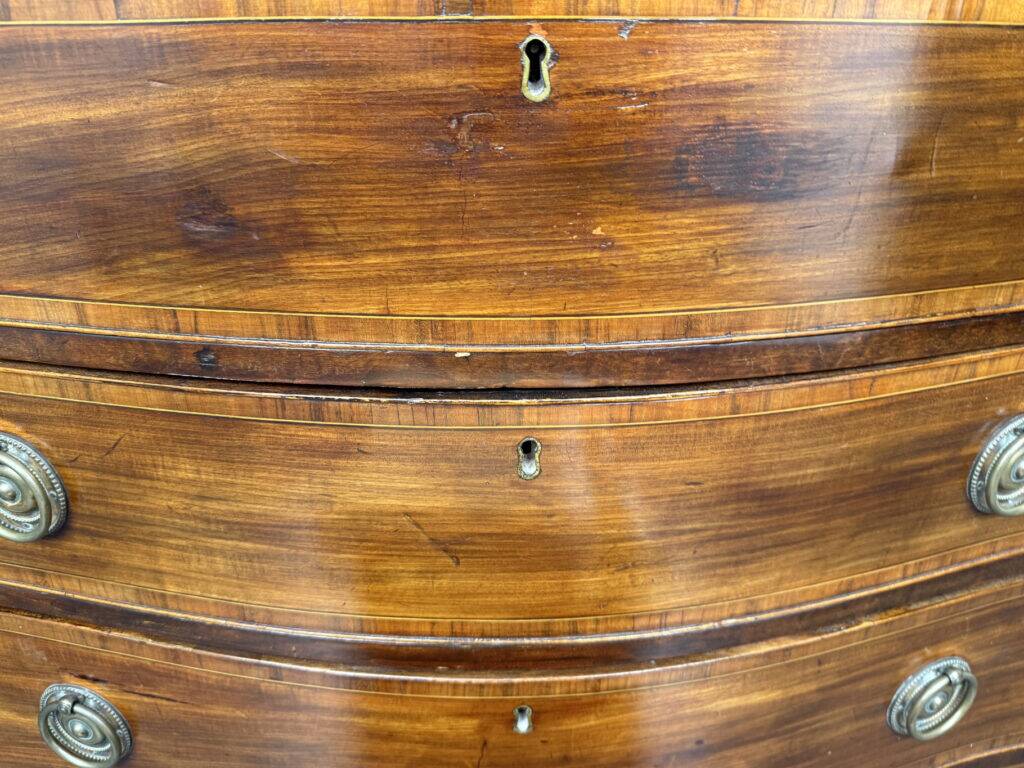 Antique Georg III mahogany serpentine chest of drawers, England, 1780s