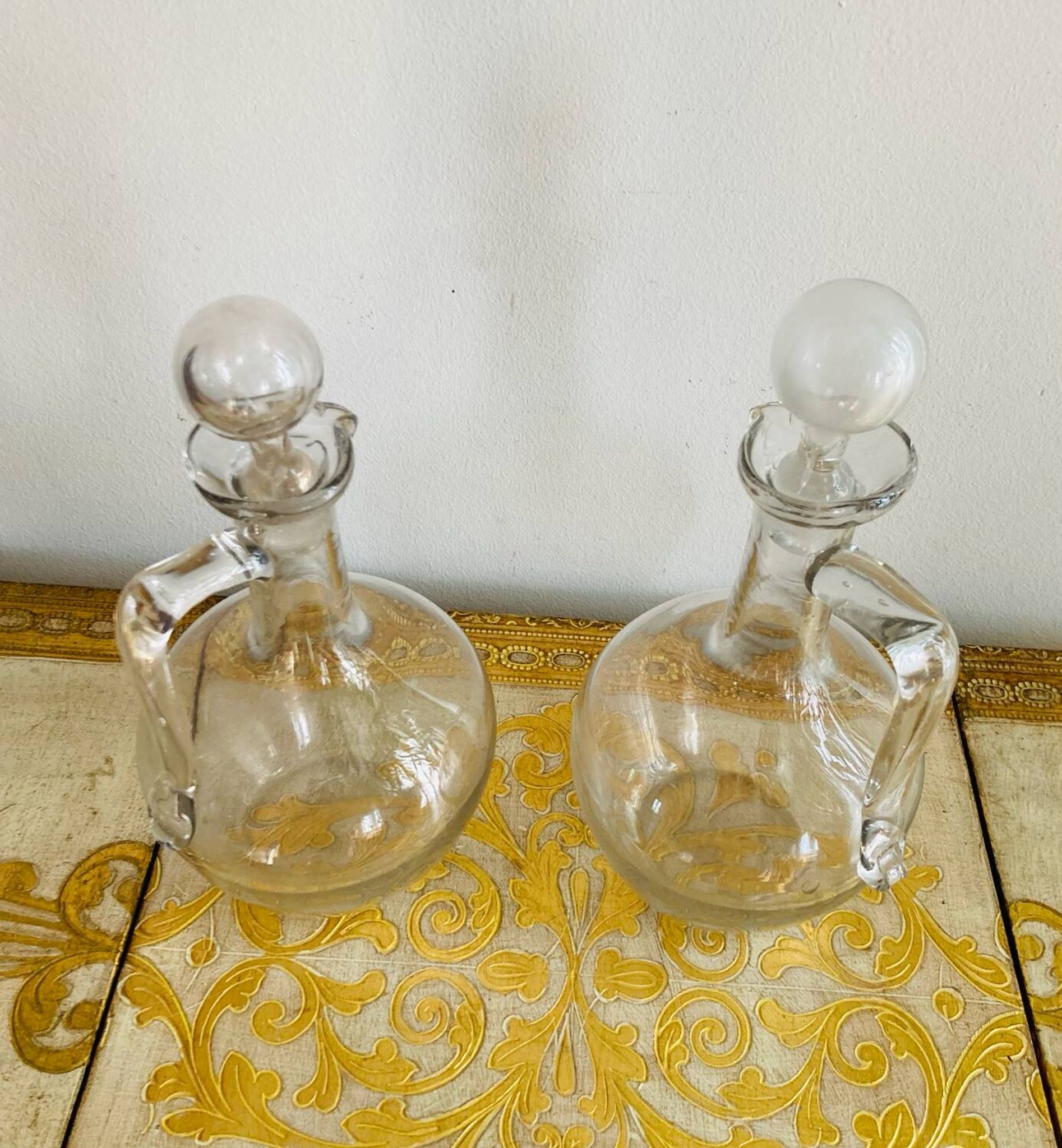 Wine pitchers or carafes in glass from the 19th century.