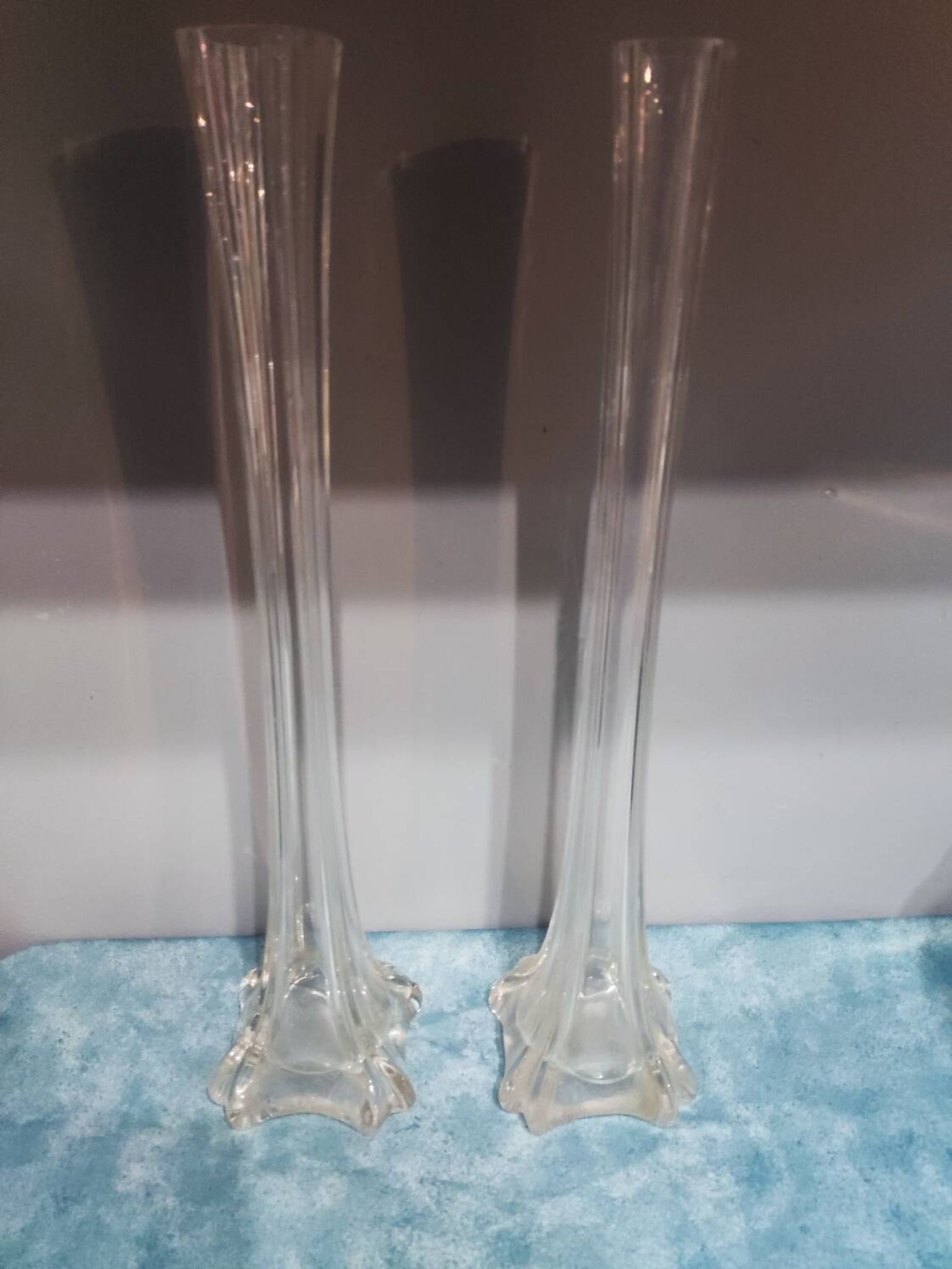 Paire de vases soliflores en verre ciselé vintage