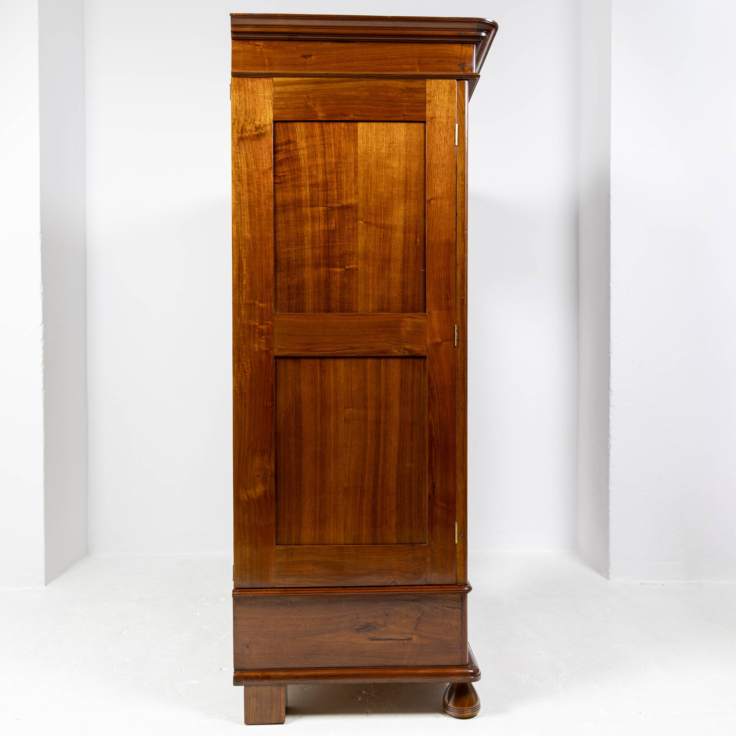 Art Nouveau wardrobe in walnut and pine - 1900-1915