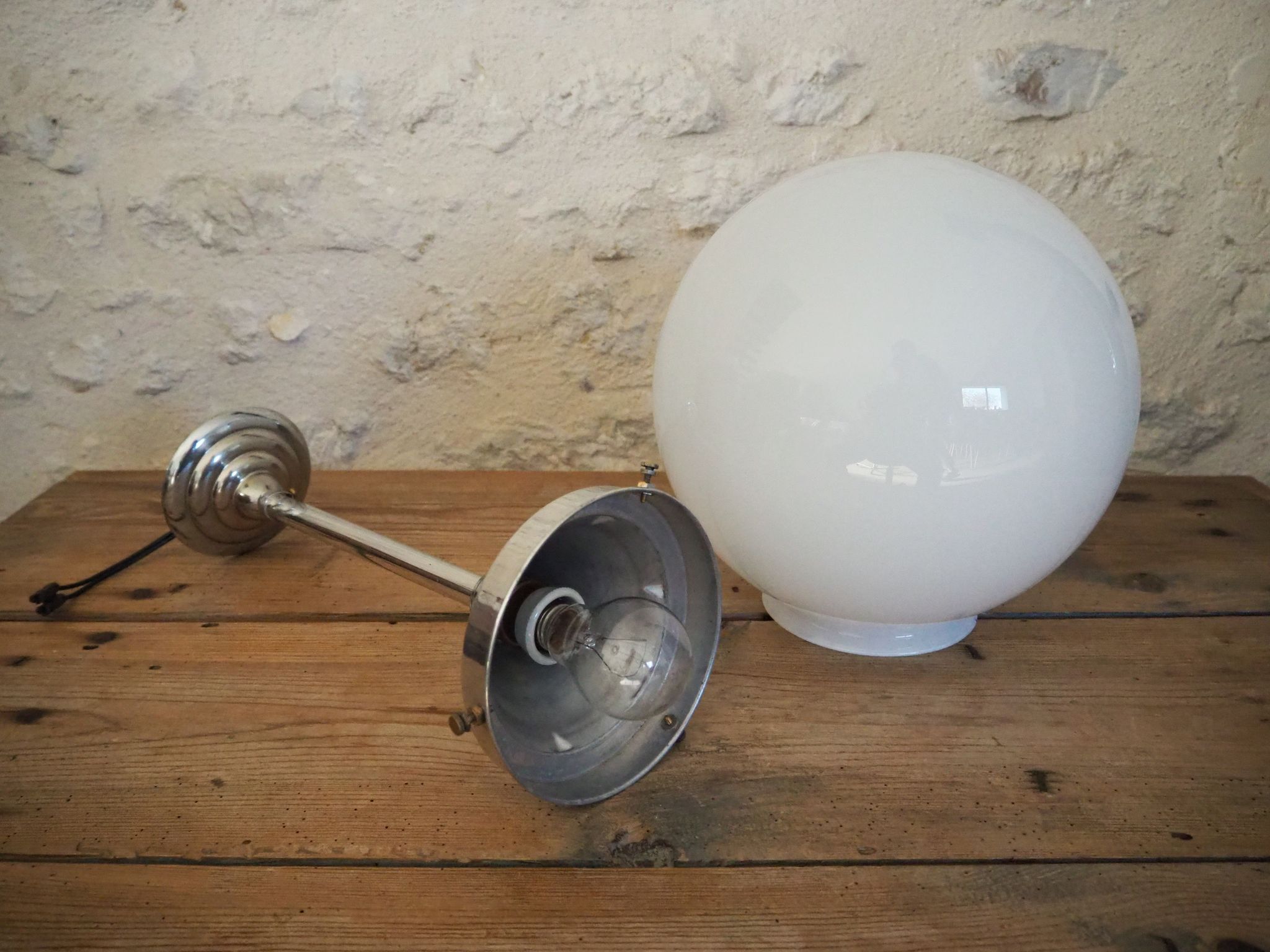 Suspension art déco globe en opaline blanche et tige en aluminium