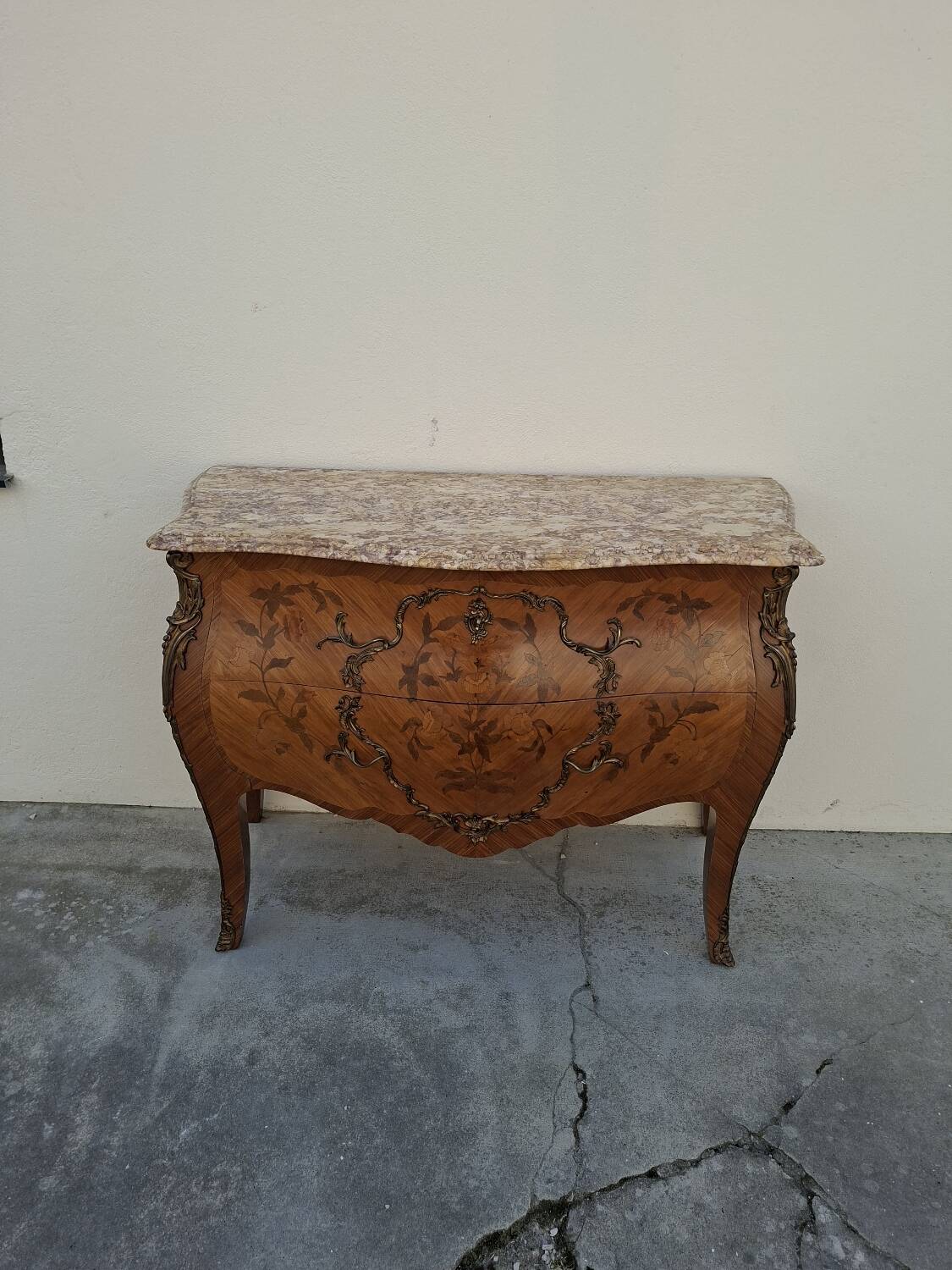 Commode style Louis XV en marqueterie et bois de rose