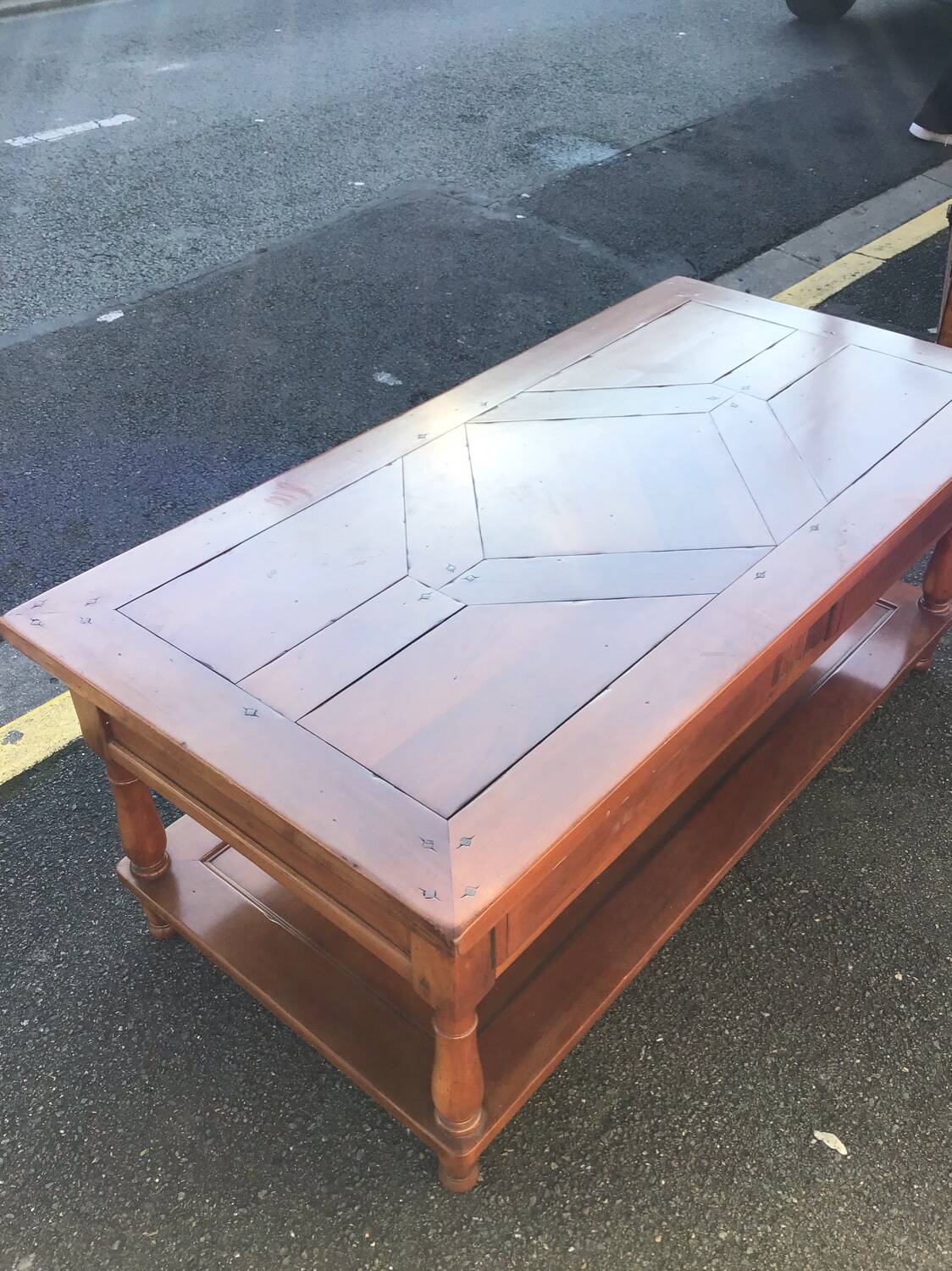 Coffee table with 2 drawers