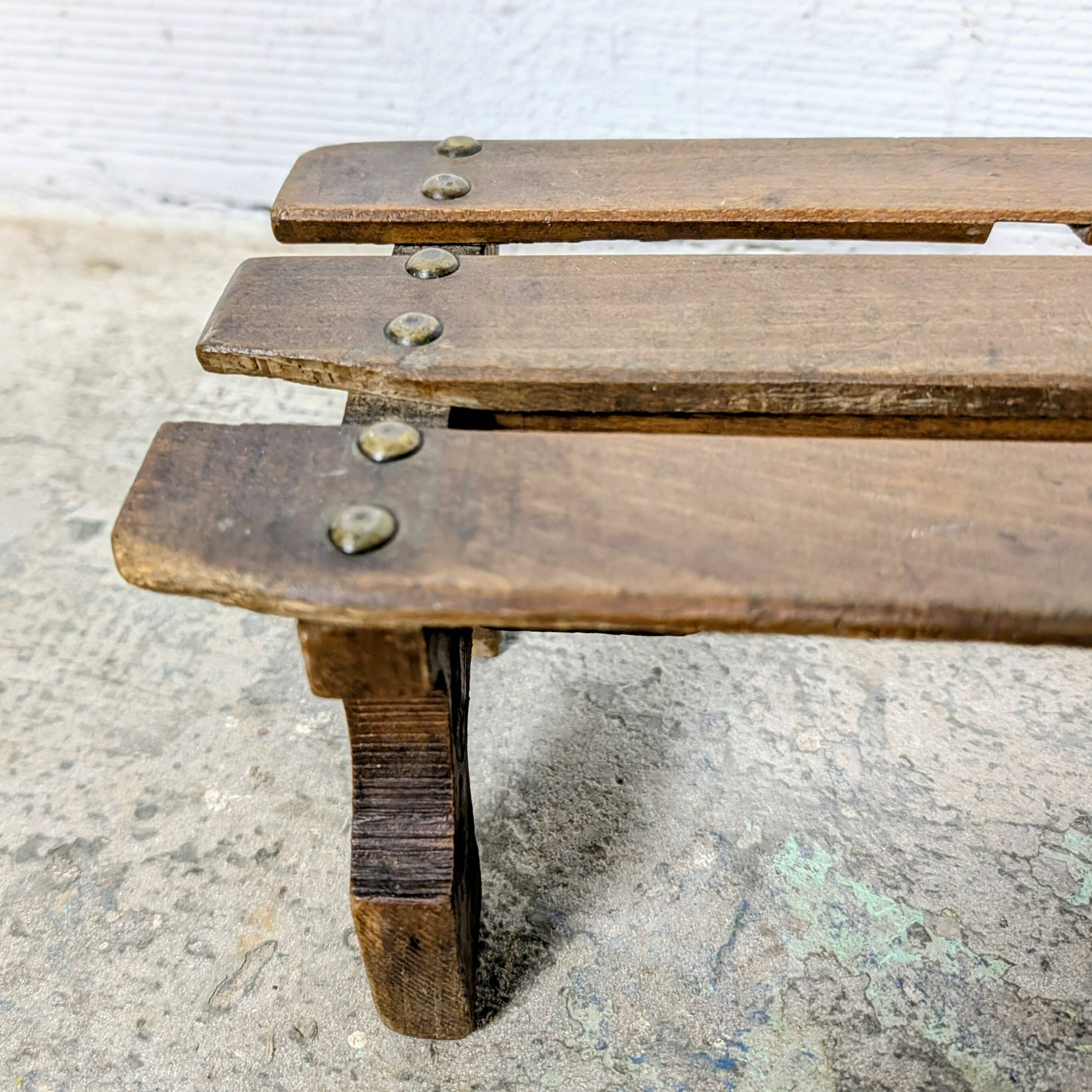 Petit tabouret / repose-pieds en bois