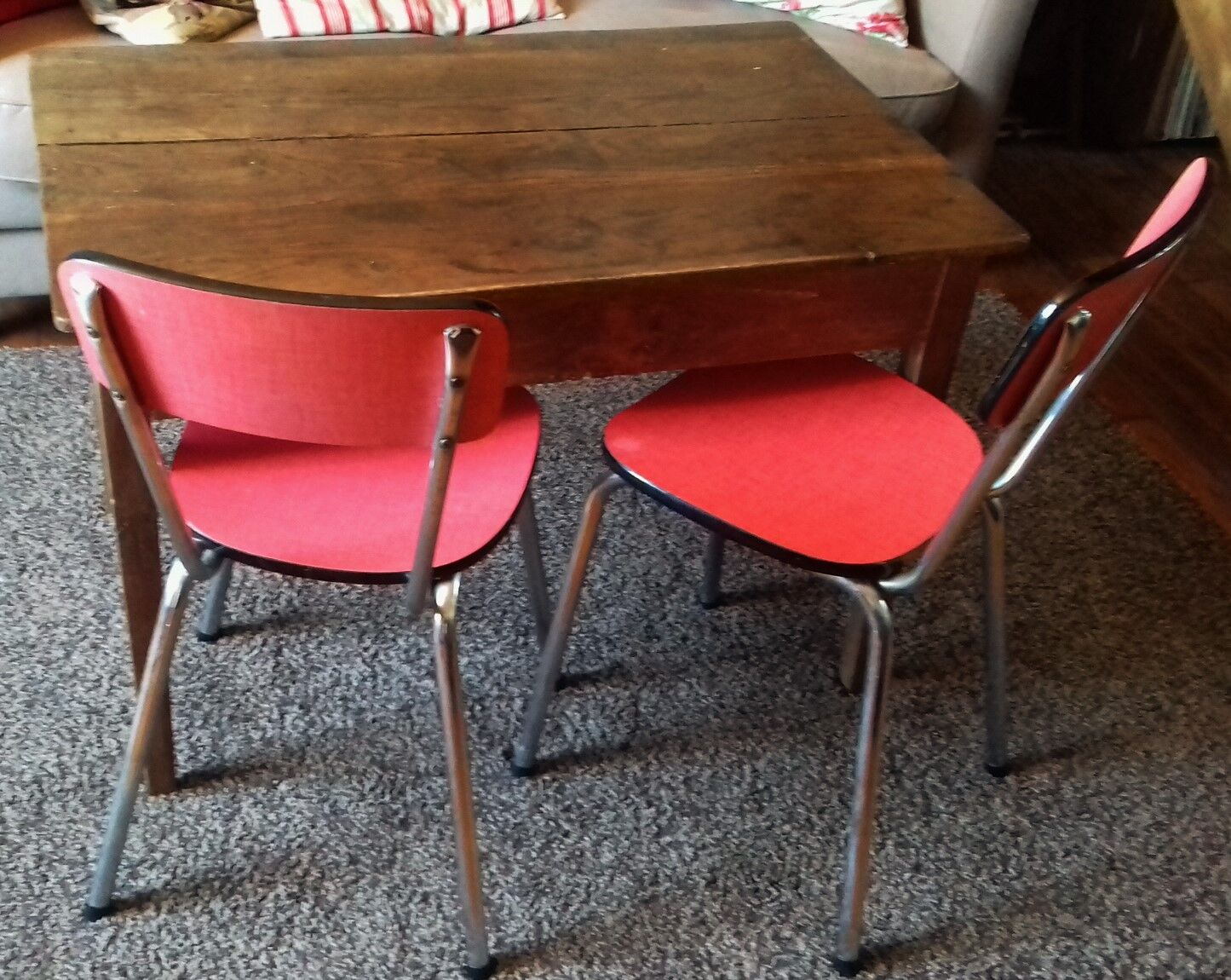 Lot 2 formica chairs