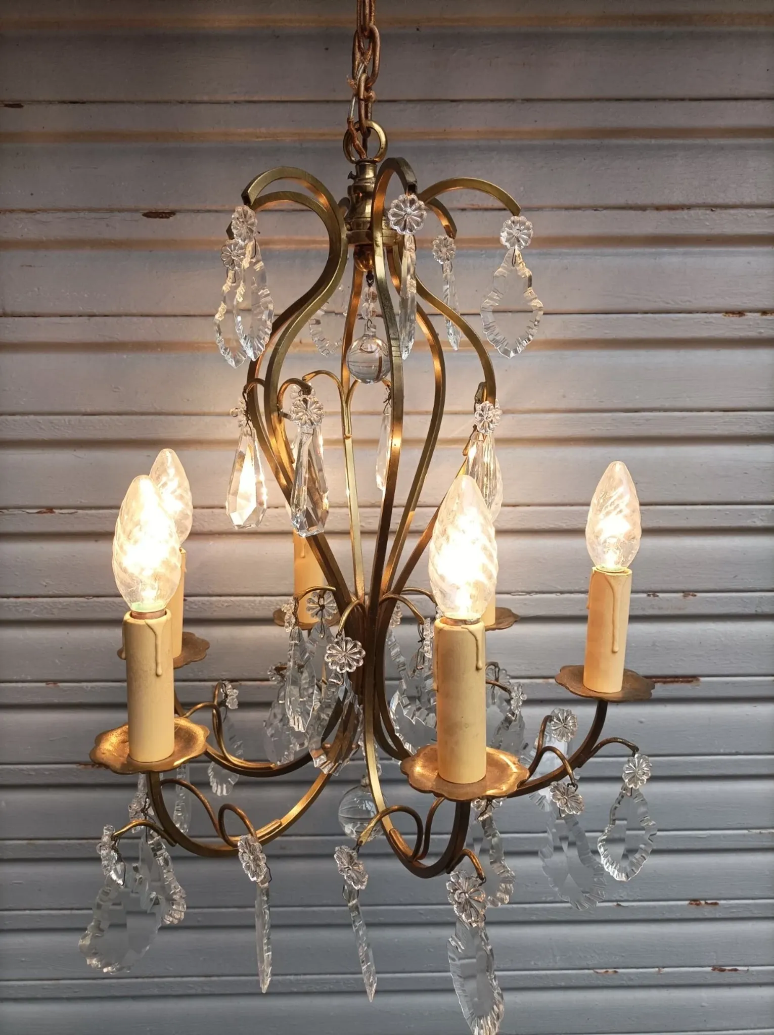 Remarkable cage chandelier with 6 lights and complete crystal pendants in working condition.