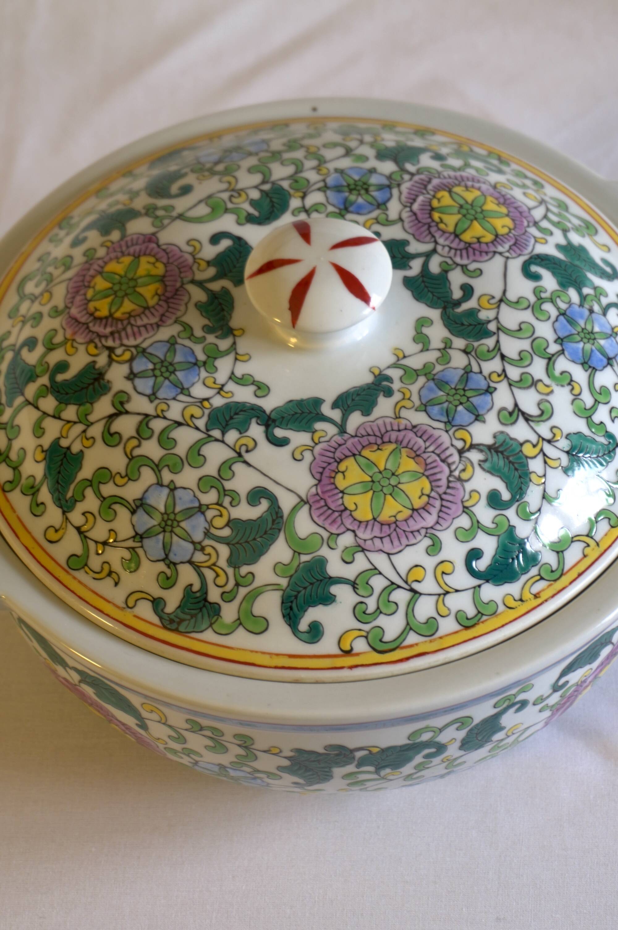Soup tureen / dish with lid in Chinese porcelain, floral decorations.